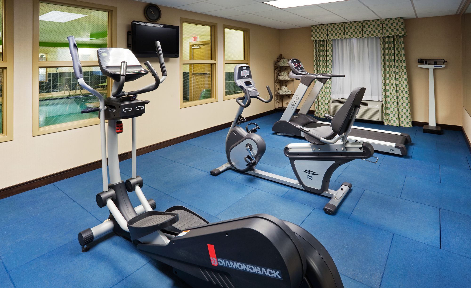 Holiday Inn Express Hotel & Suites Newport South
