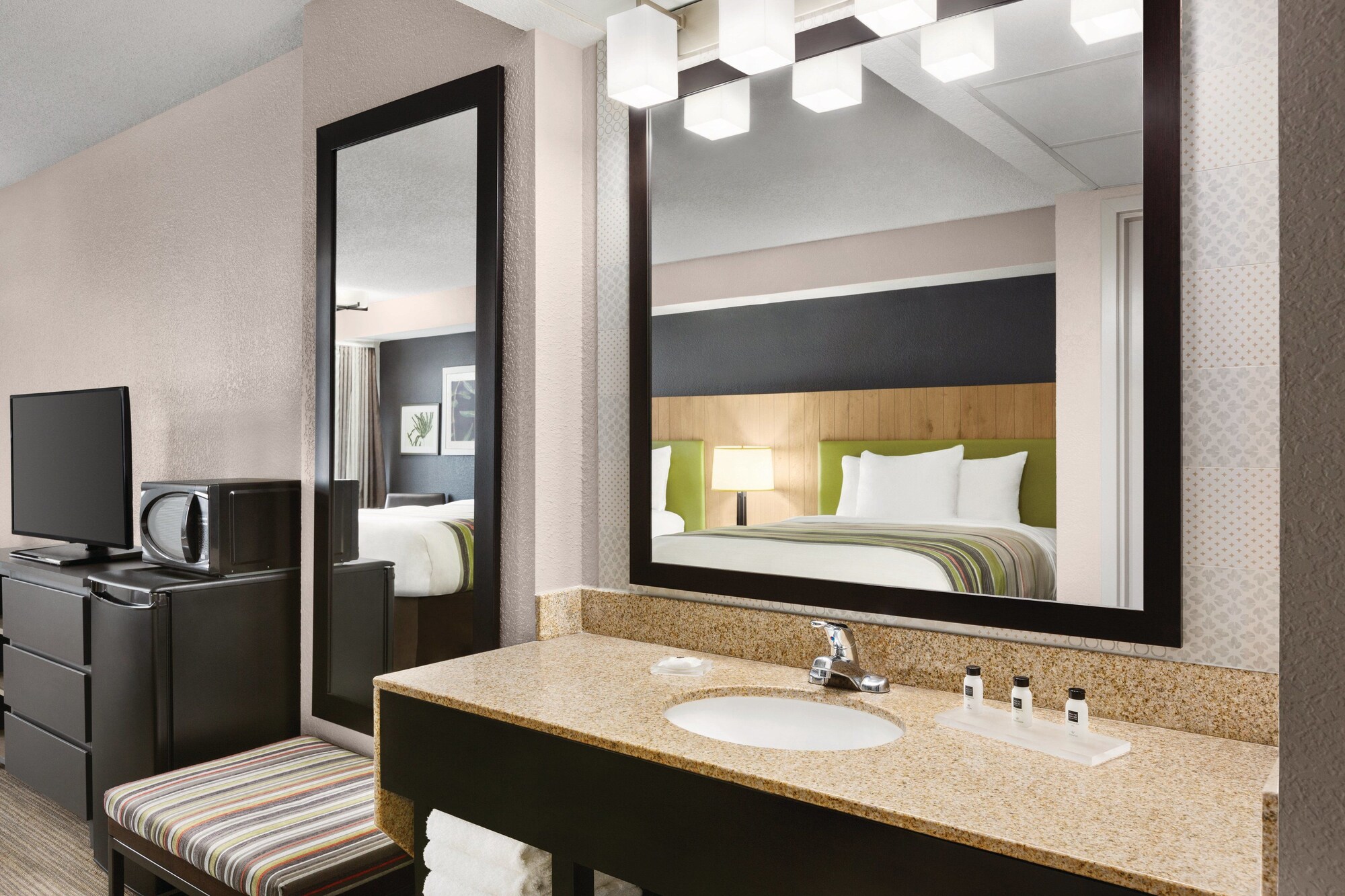 Country Inn & Suites by Radisson, Pigeon Forge South, TN