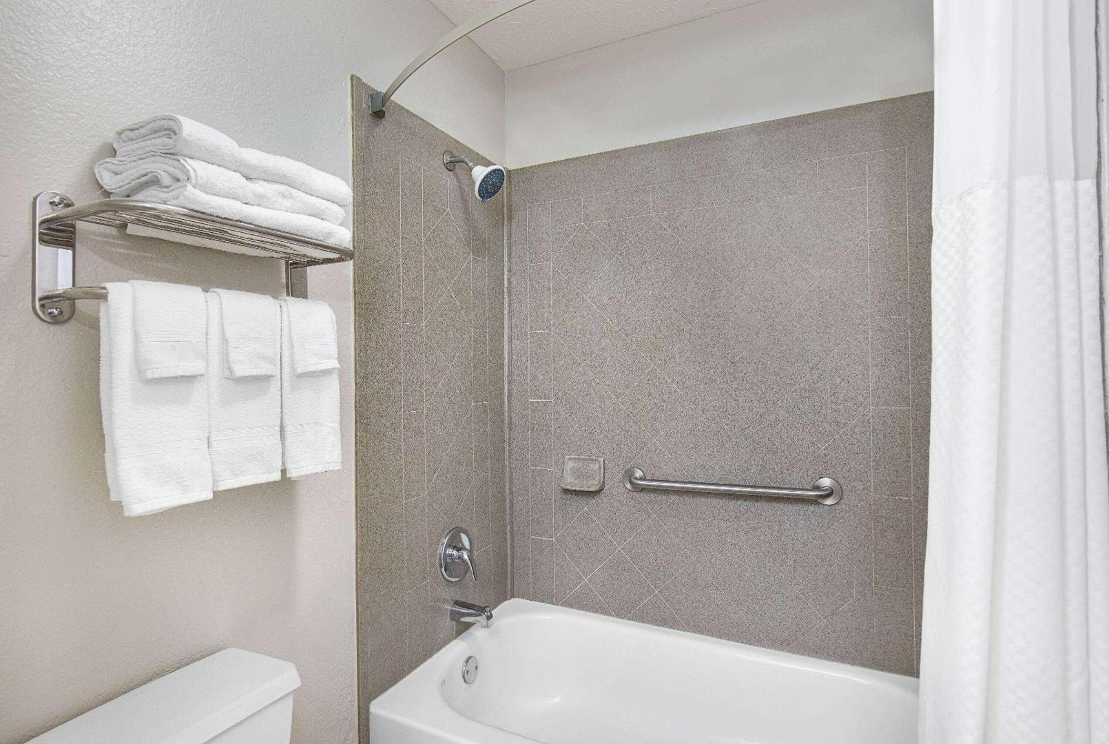 Days Inn by Wyndham Savannah