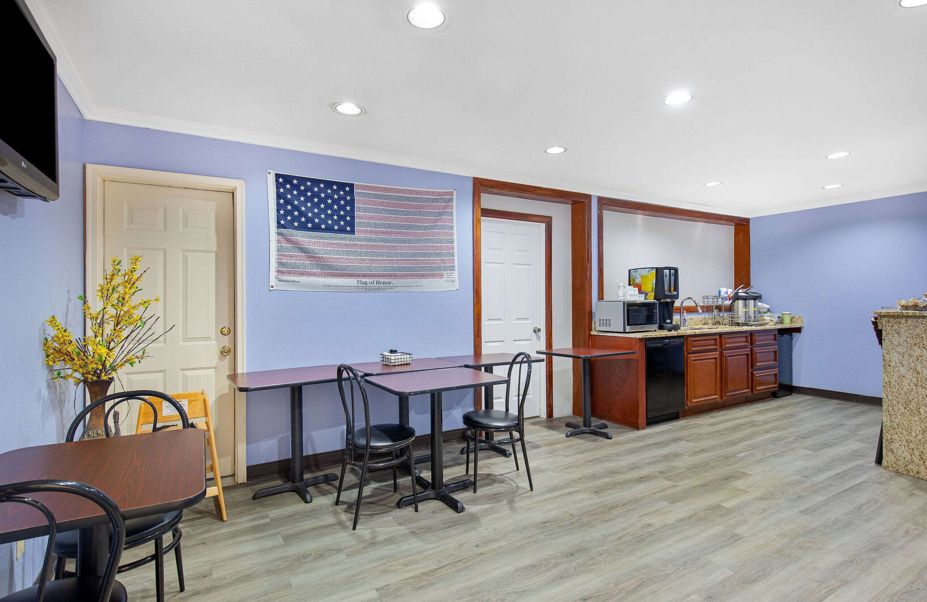 Days Inn by Wyndham Savannah