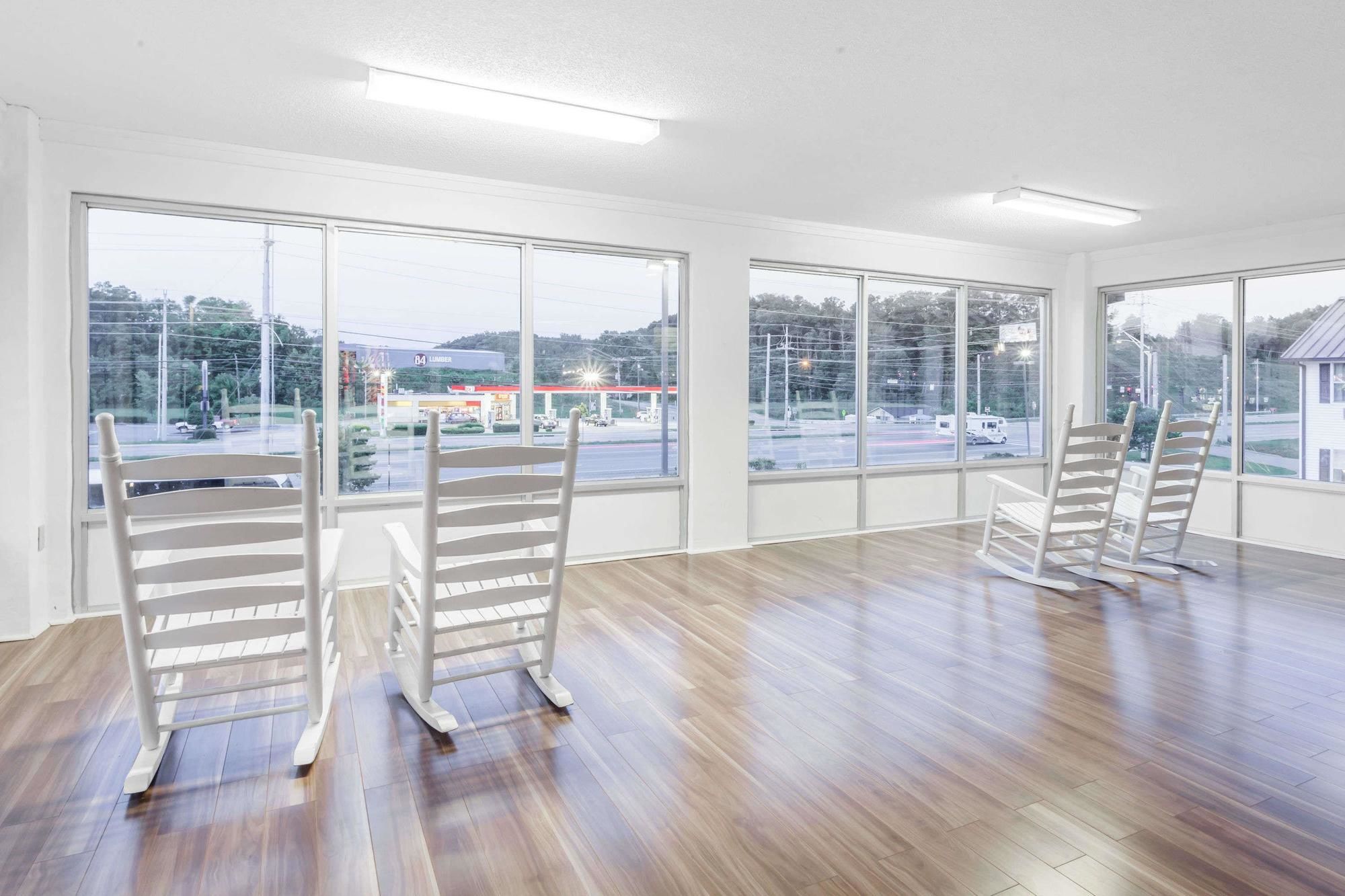 Super 8 by Wyndham Sevierville Riverside