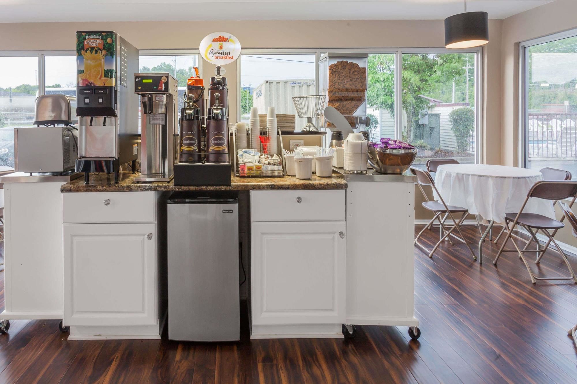 Super 8 by Wyndham Sevierville Riverside