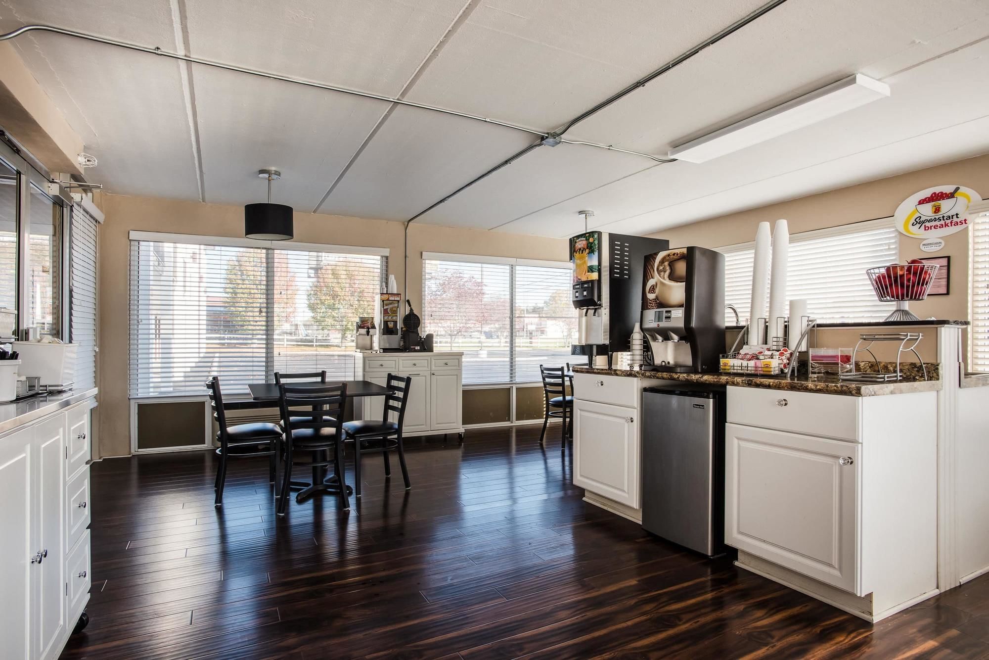 Super 8 by Wyndham Sevierville Riverside