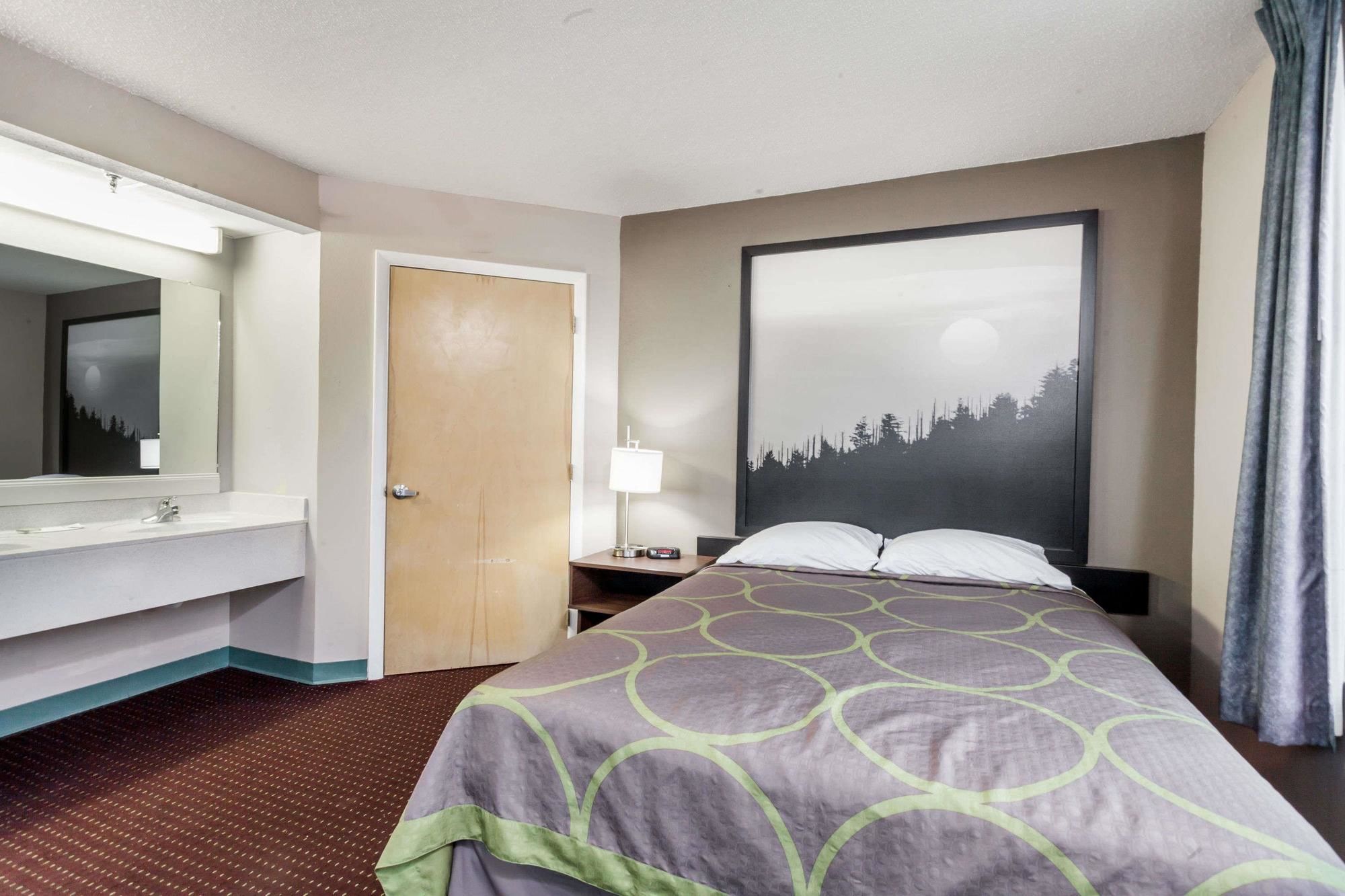 Super 8 by Wyndham Sevierville Riverside