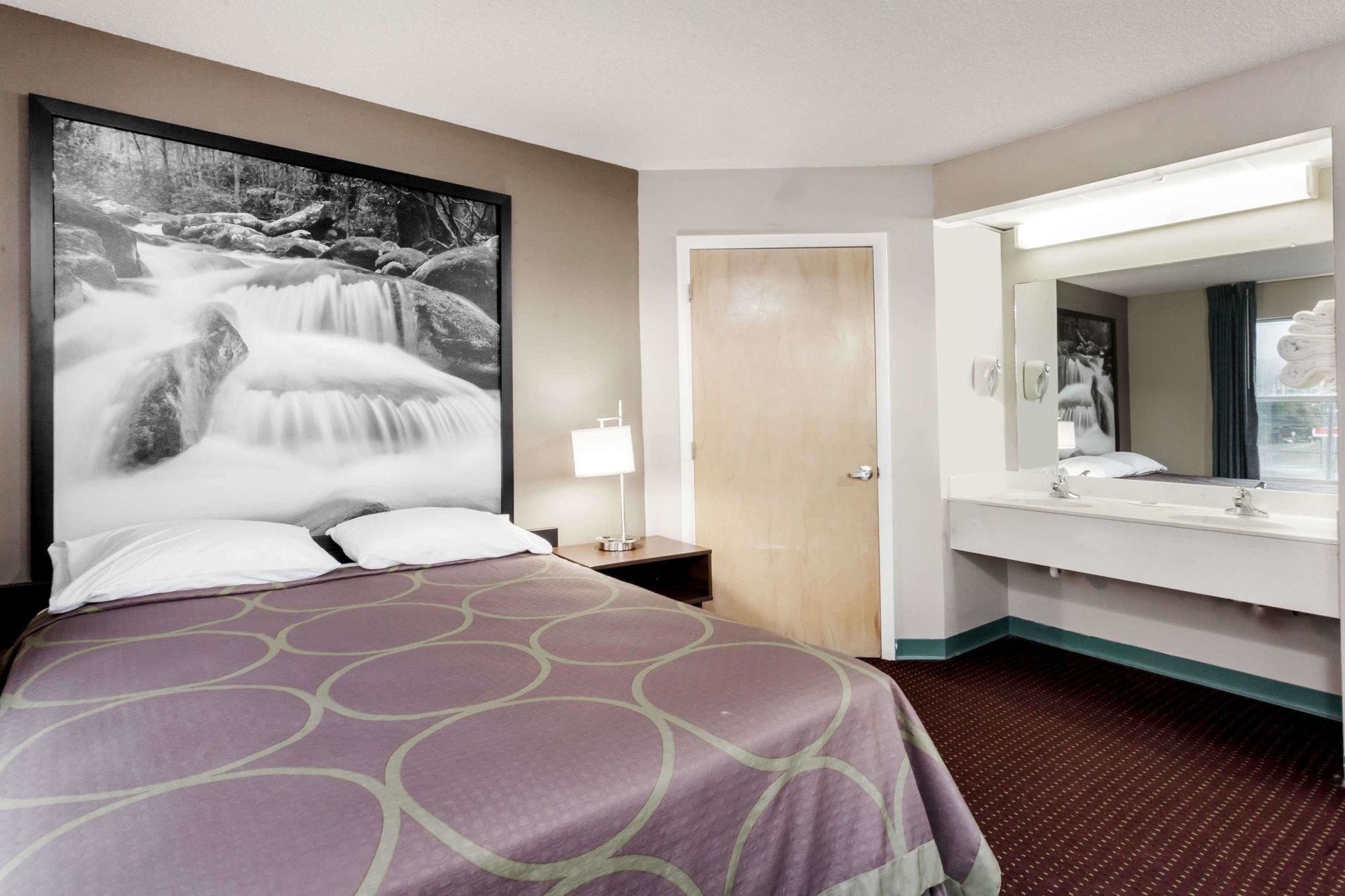 Super 8 by Wyndham Sevierville Riverside