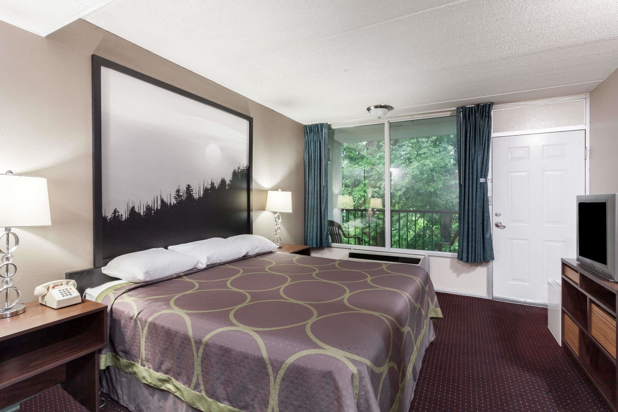 Super 8 by Wyndham Sevierville Riverside