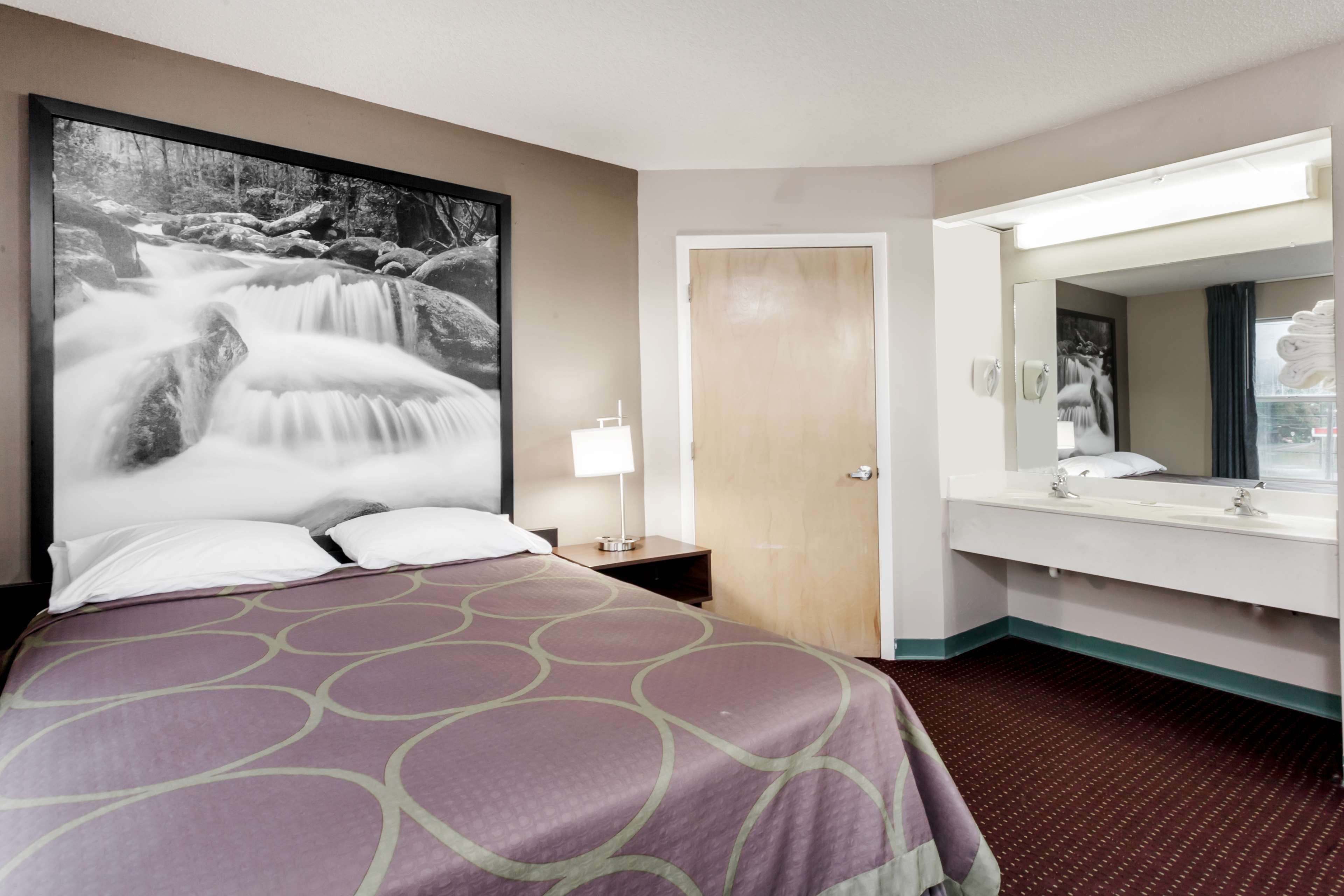 Super 8 by Wyndham Sevierville Riverside