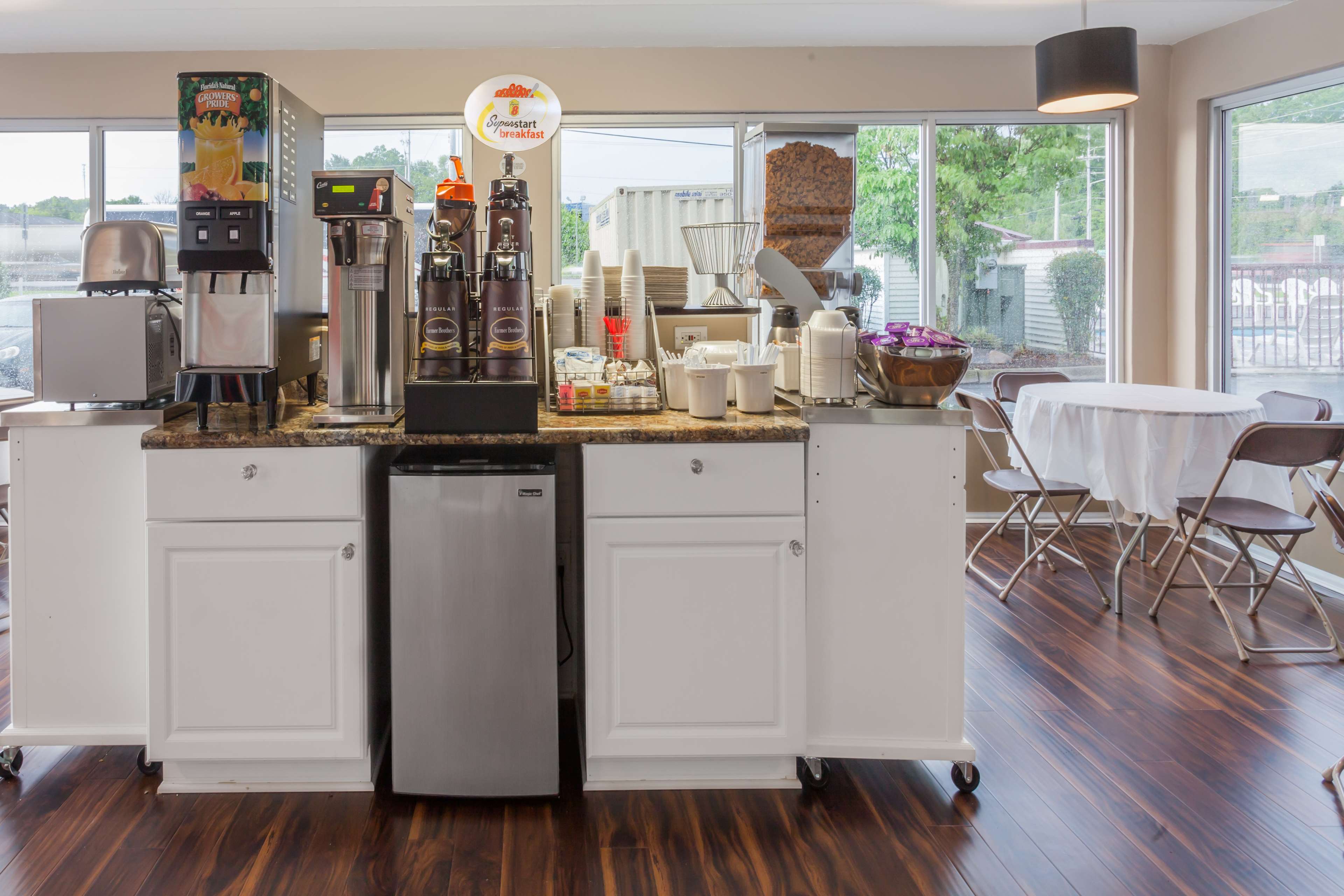 Super 8 by Wyndham Sevierville Riverside