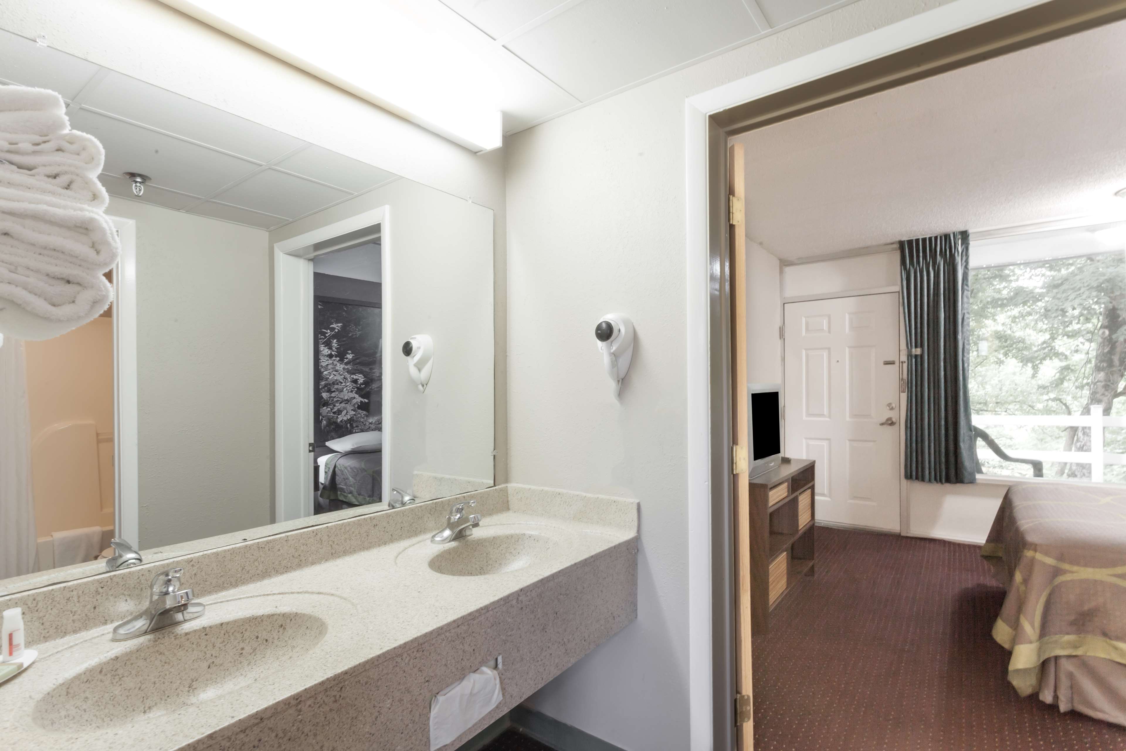 Super 8 by Wyndham Sevierville Riverside