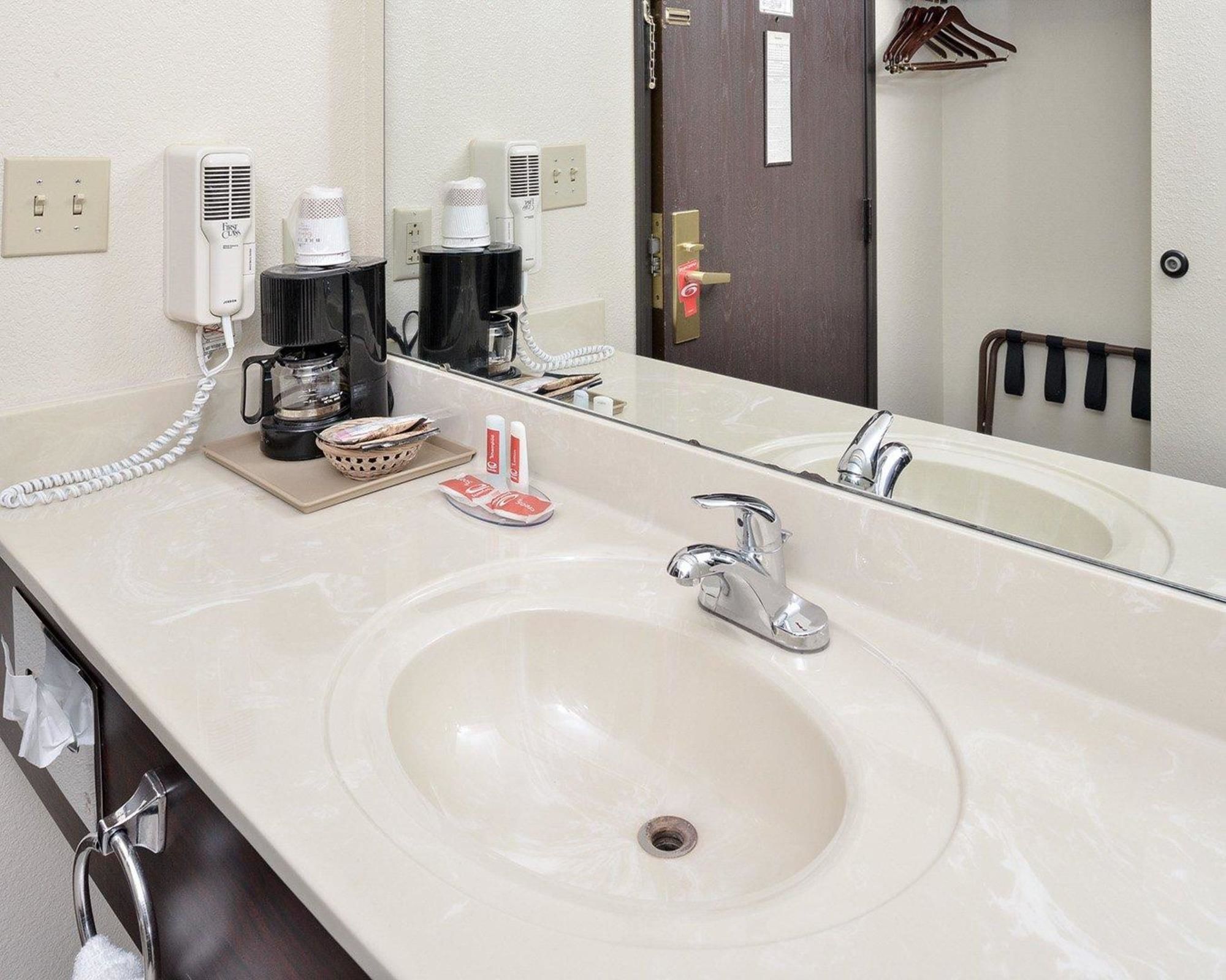 Econo Lodge Inn & Suites