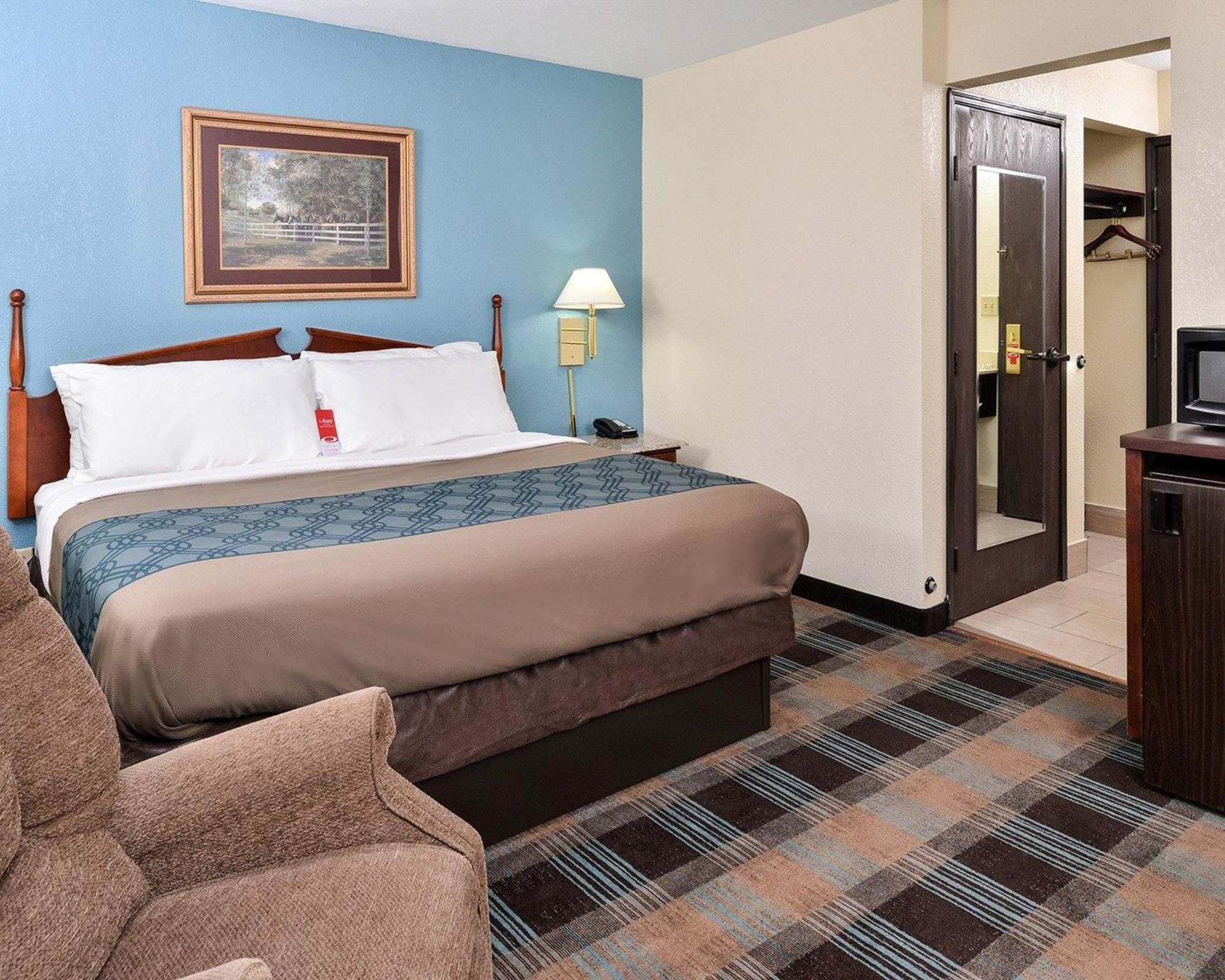 Econo Lodge Inn & Suites