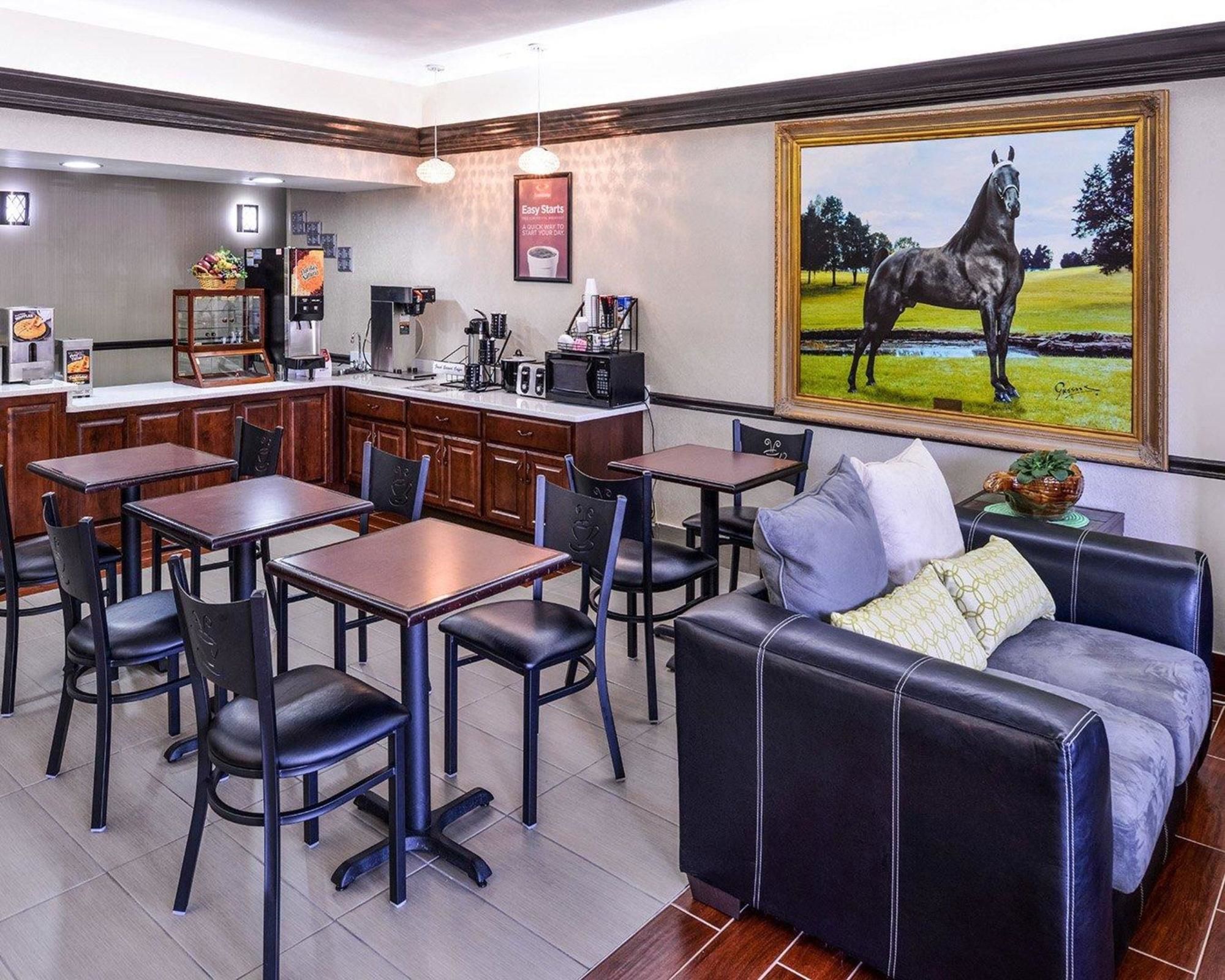 Econo Lodge Inn & Suites