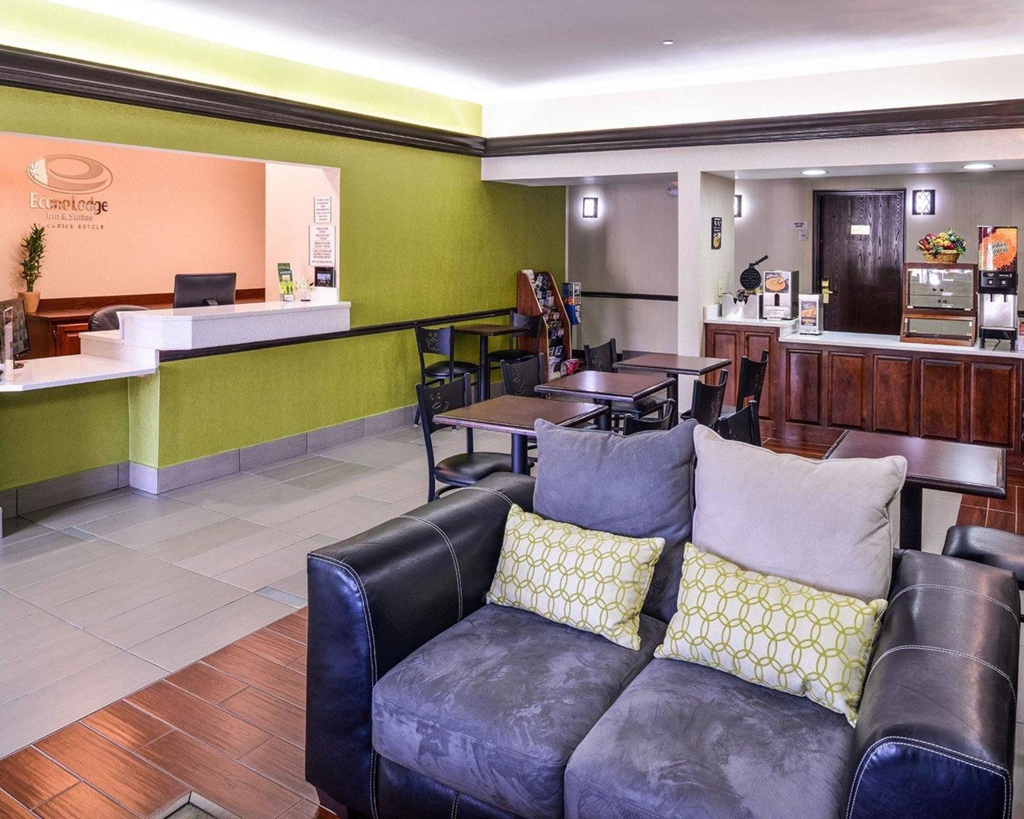 Econo Lodge Inn & Suites