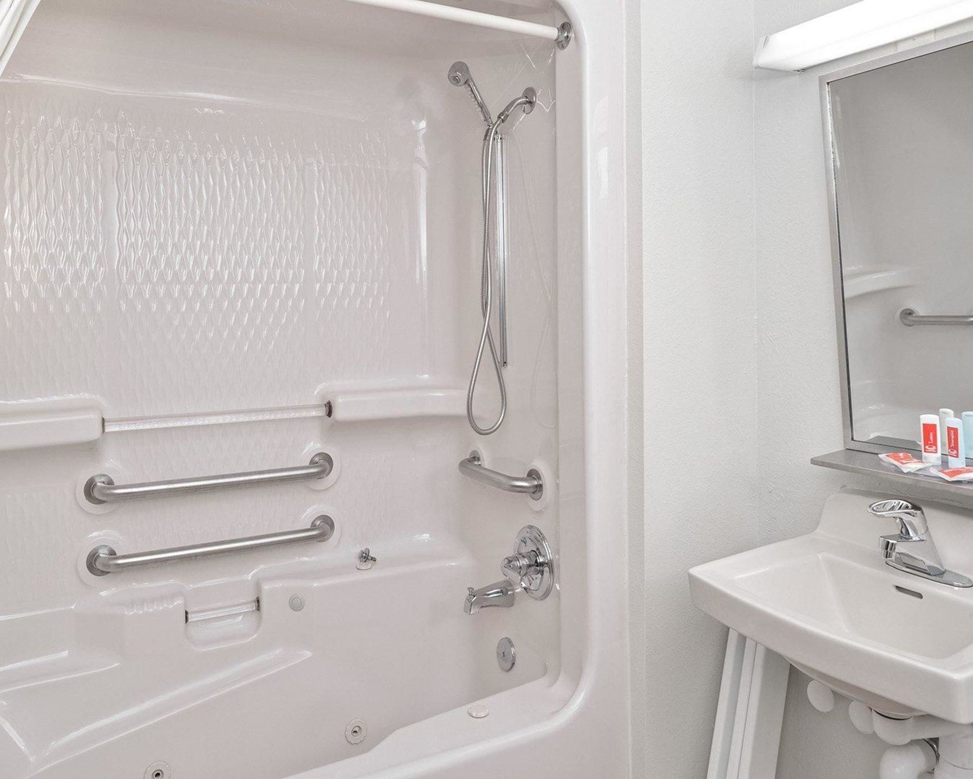 Econo Lodge Inn & Suites