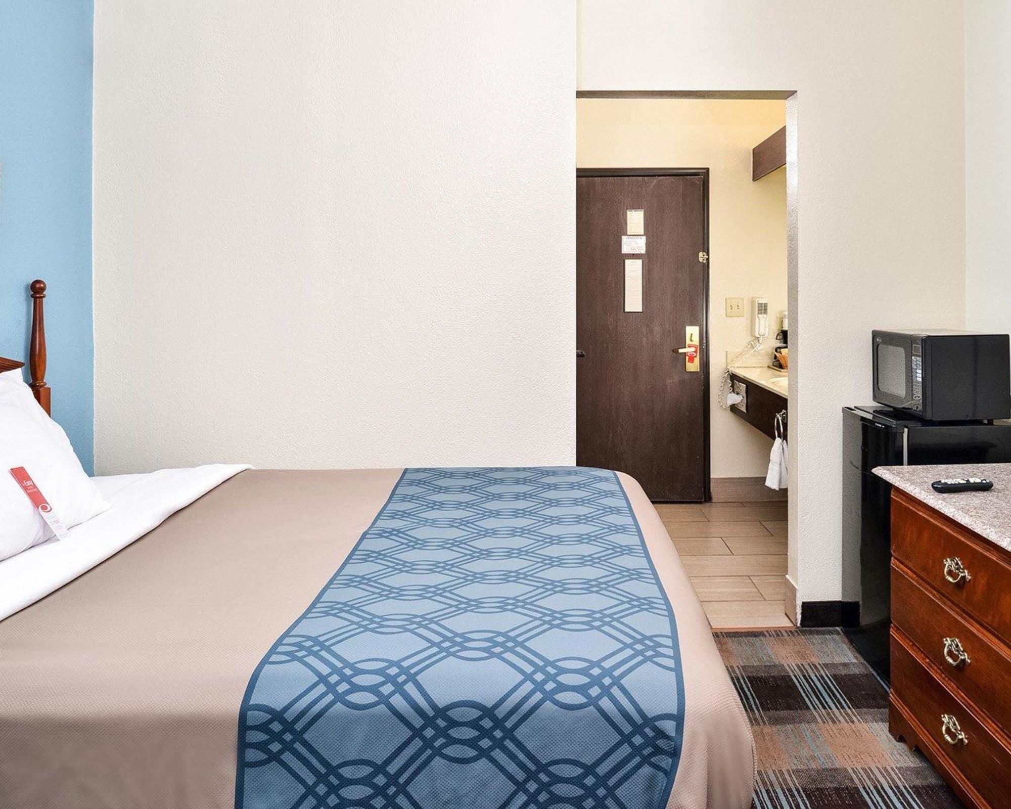 Econo Lodge Inn & Suites