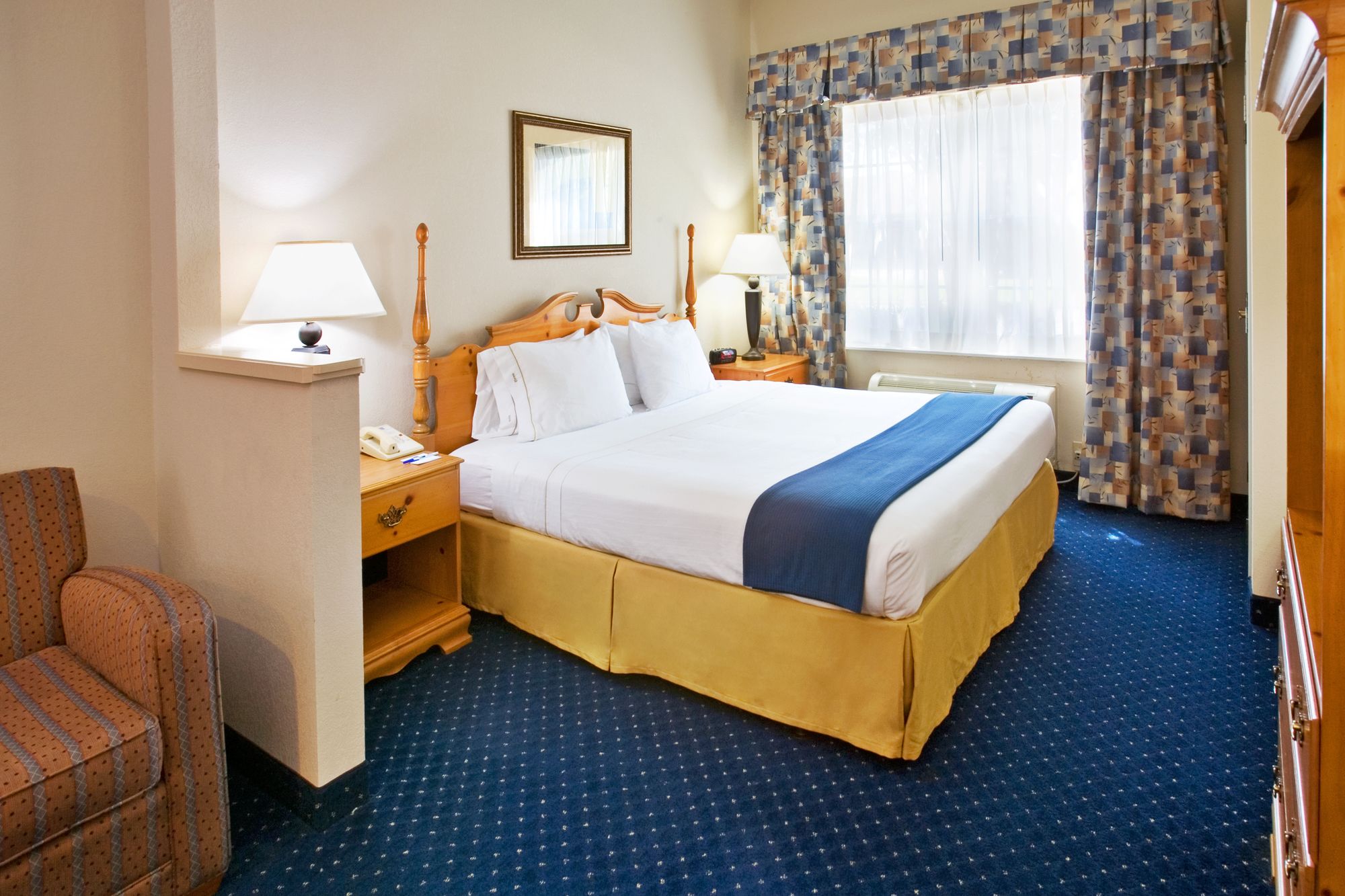 Holiday Inn Express & Suites Dallas-Addison