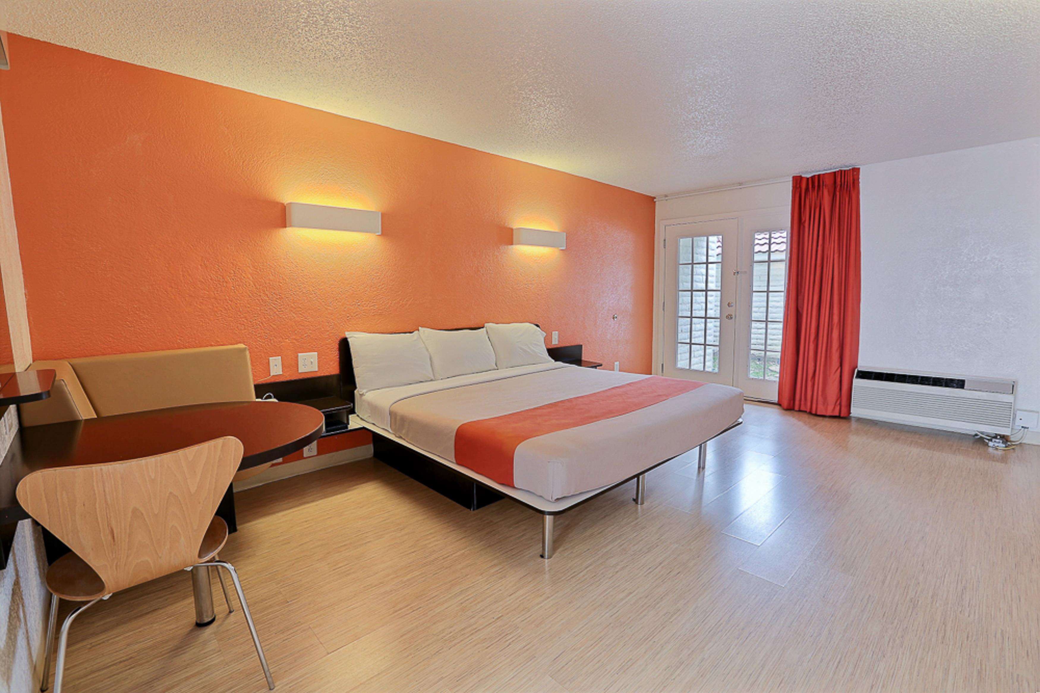 Motel 6 Dallas - Addison