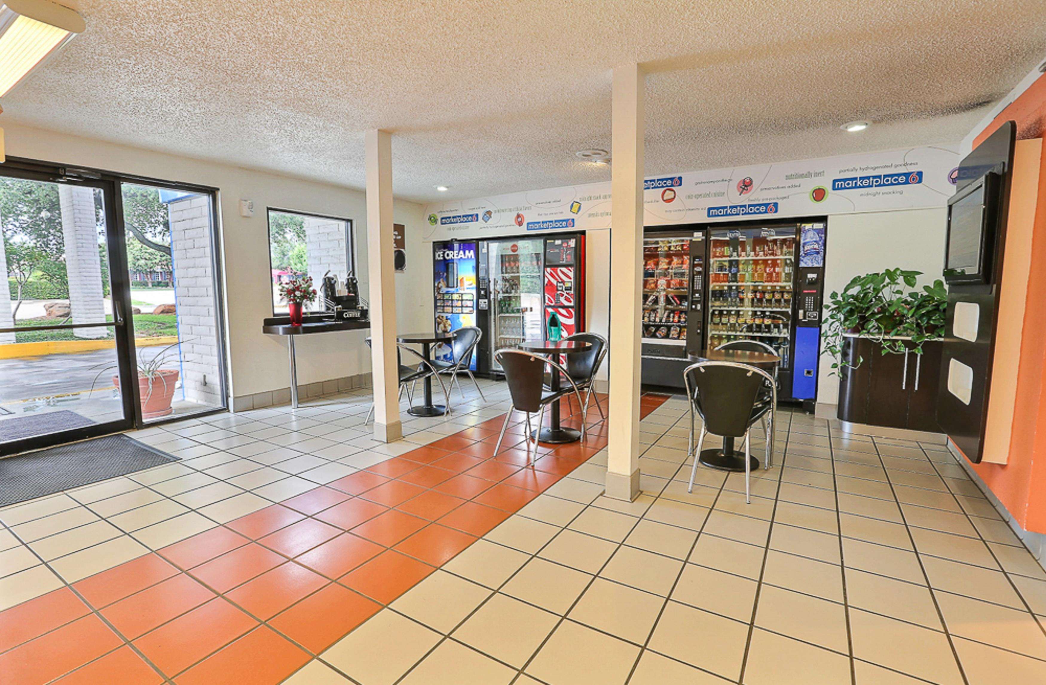 Motel 6 Dallas - Addison