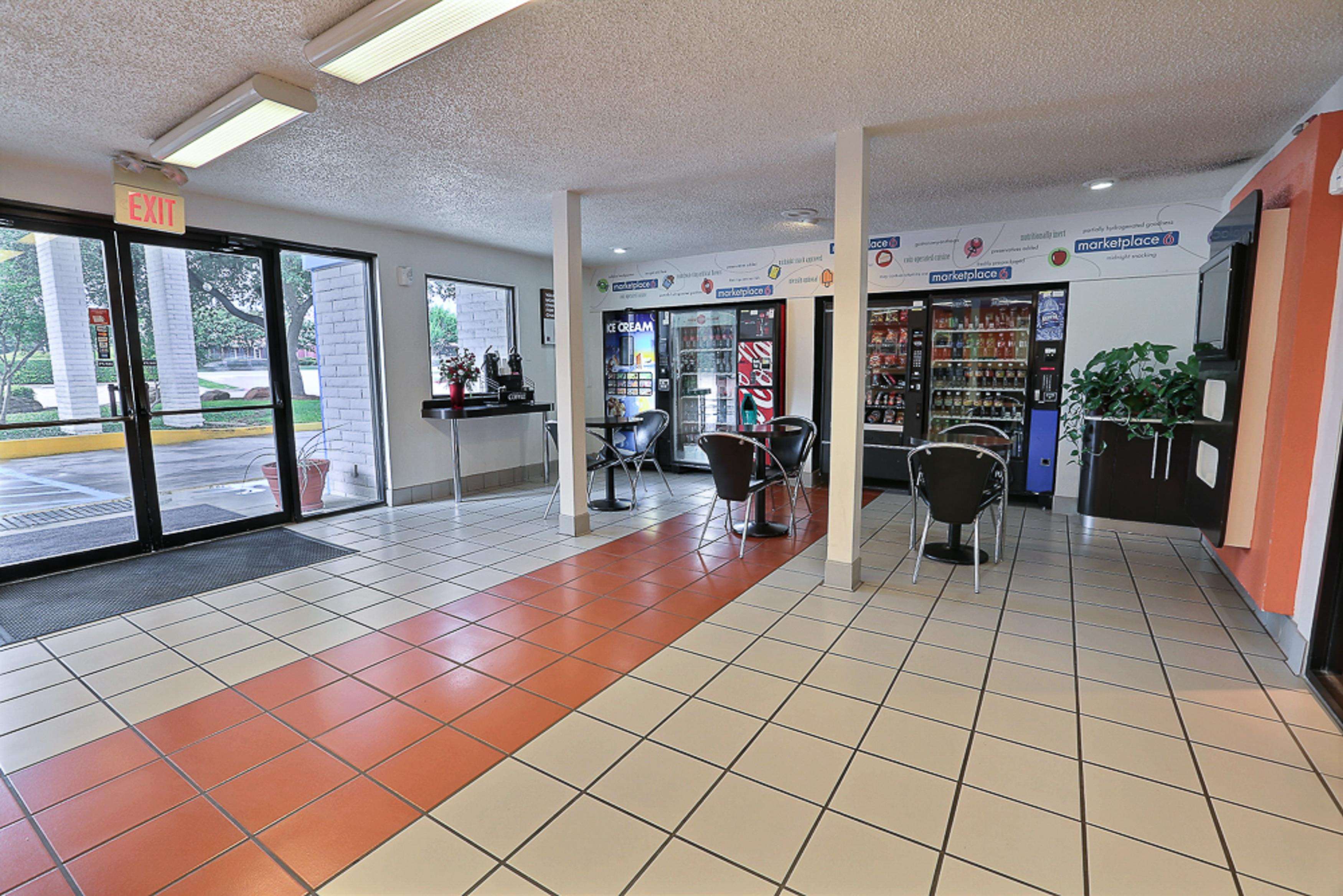 Motel 6 Dallas - Addison