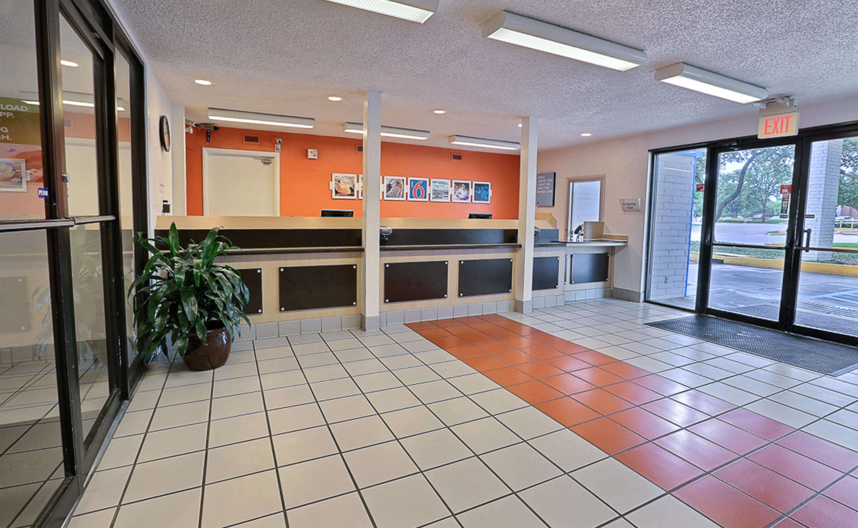 Motel 6 Dallas - Addison