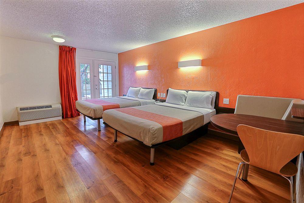 Motel 6 Dallas - Addison