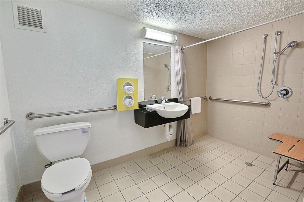 Motel 6 Dallas - Addison