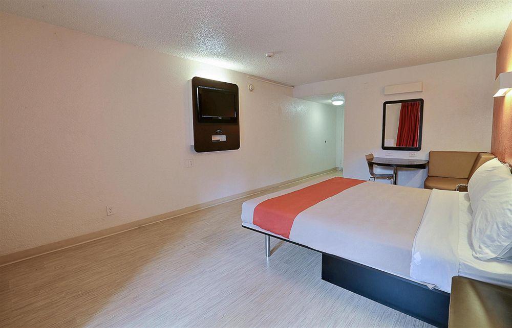 Motel 6 Dallas - Addison