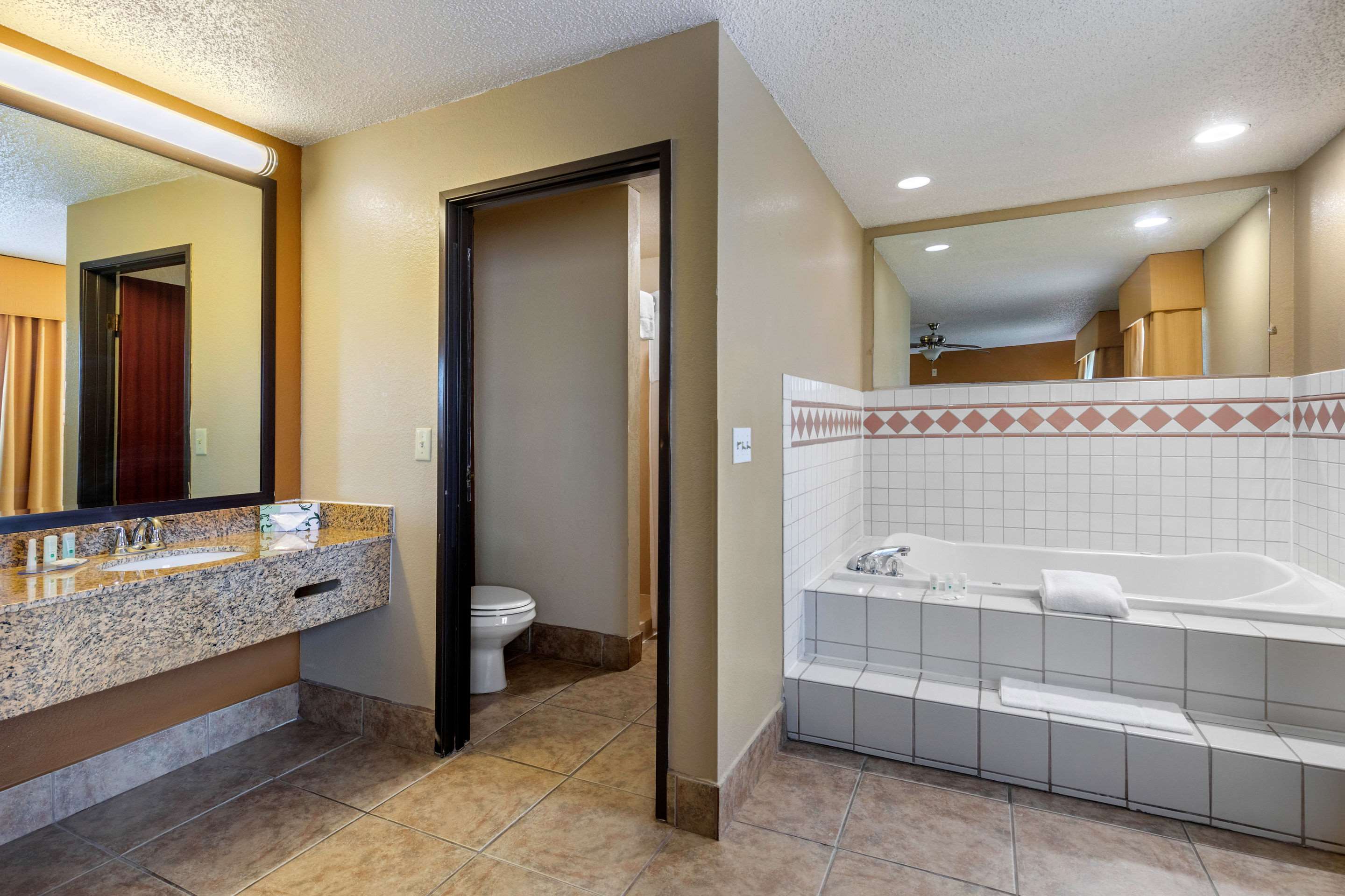 Quality Suites Addison-Dallas