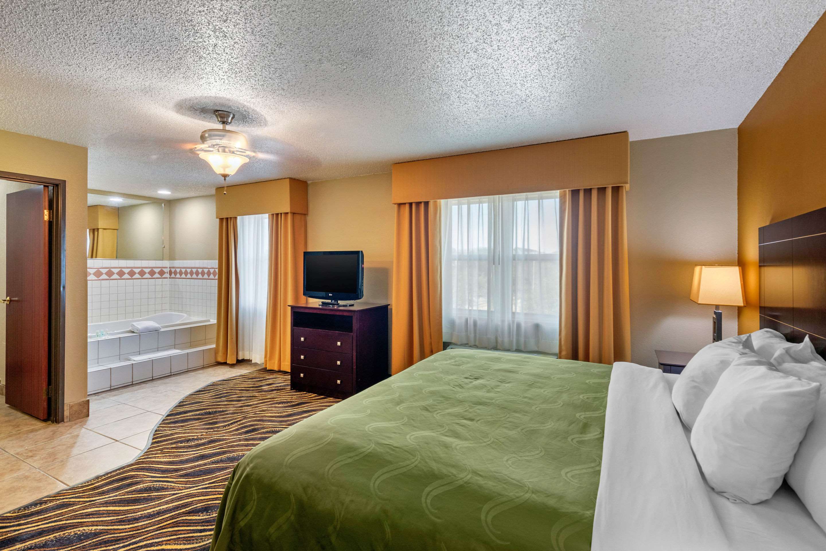 Quality Suites Addison-Dallas