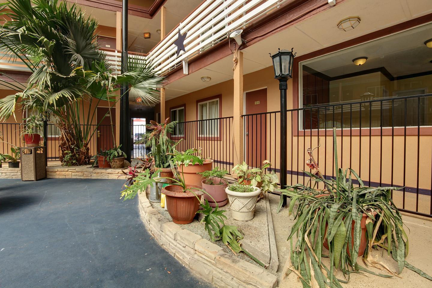 Budget Host Inn Arlington