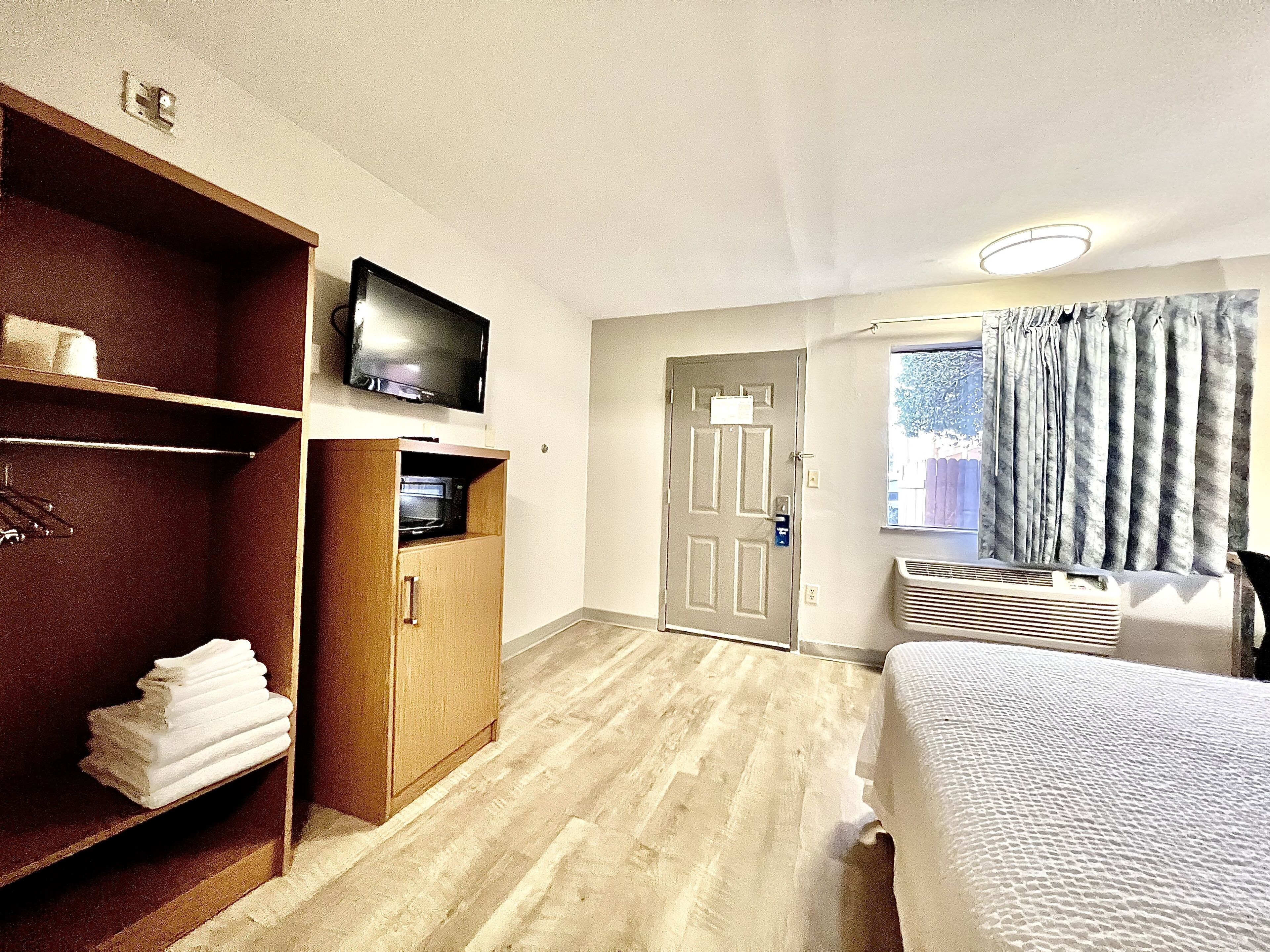 Days Inn & Suites by Wyndham Arlington Near Six Flags