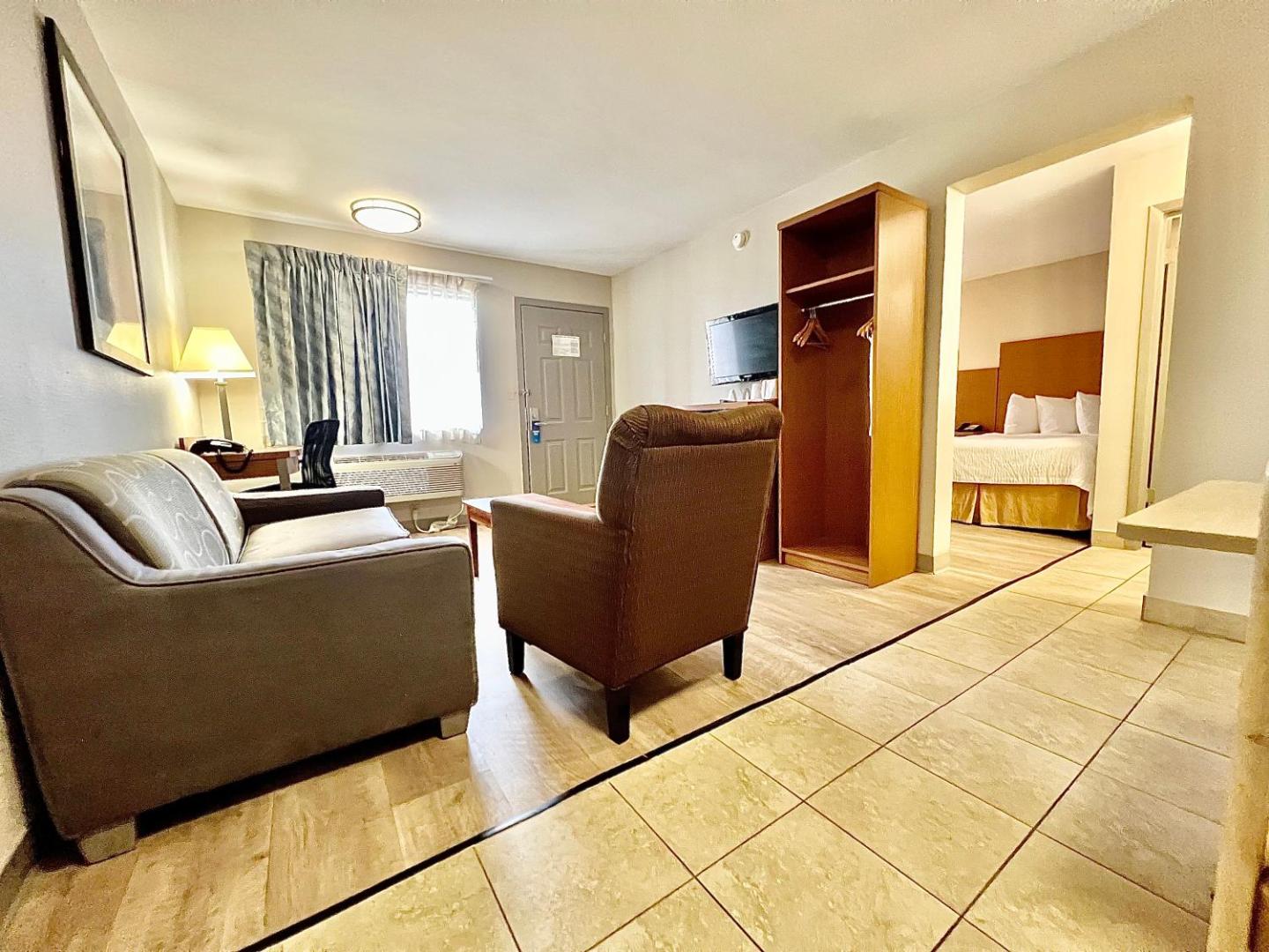 Days Inn & Suites by Wyndham Arlington Near Six Flags