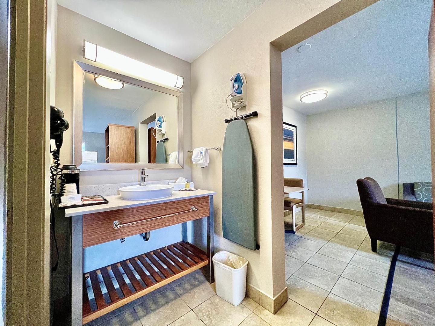 Days Inn & Suites by Wyndham Arlington Near Six Flags
