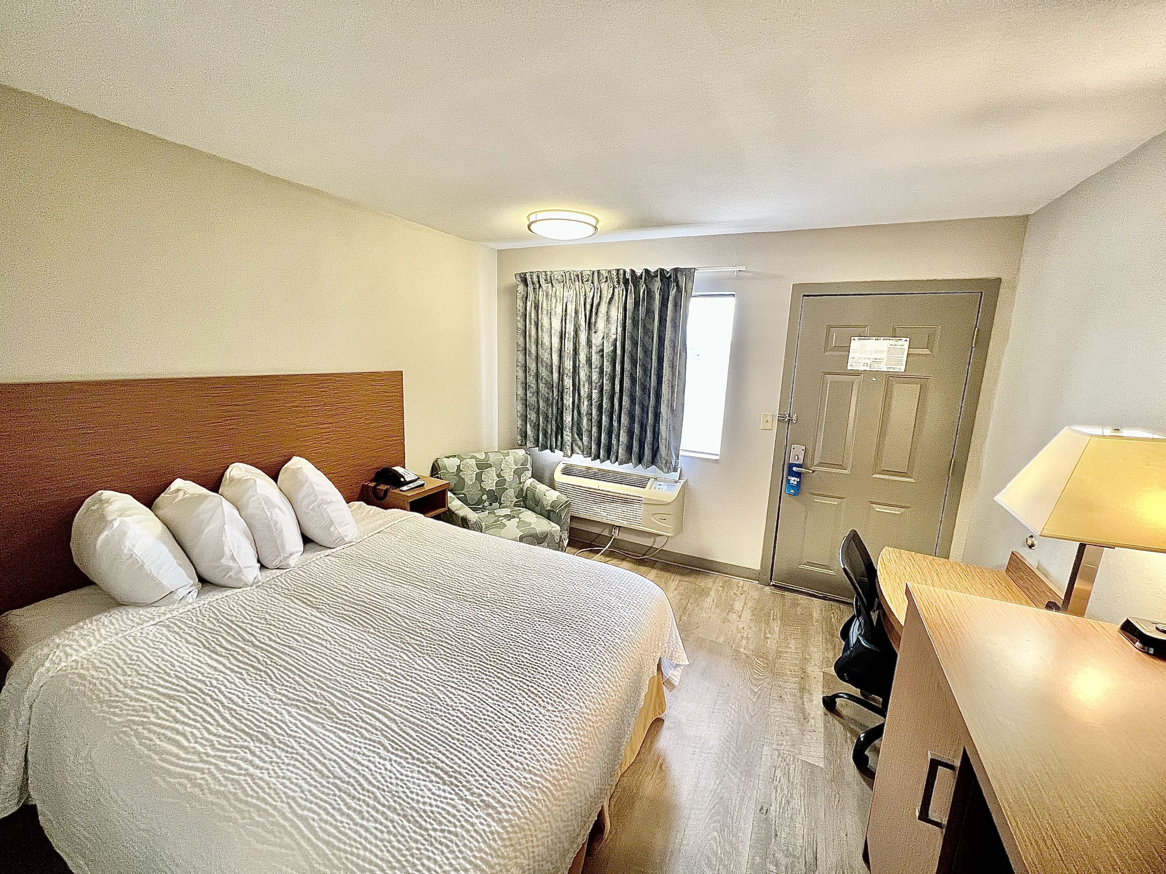 Days Inn & Suites by Wyndham Arlington Near Six Flags
