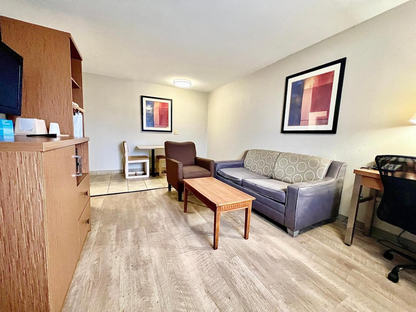 Days Inn & Suites by Wyndham Arlington Near Six Flags