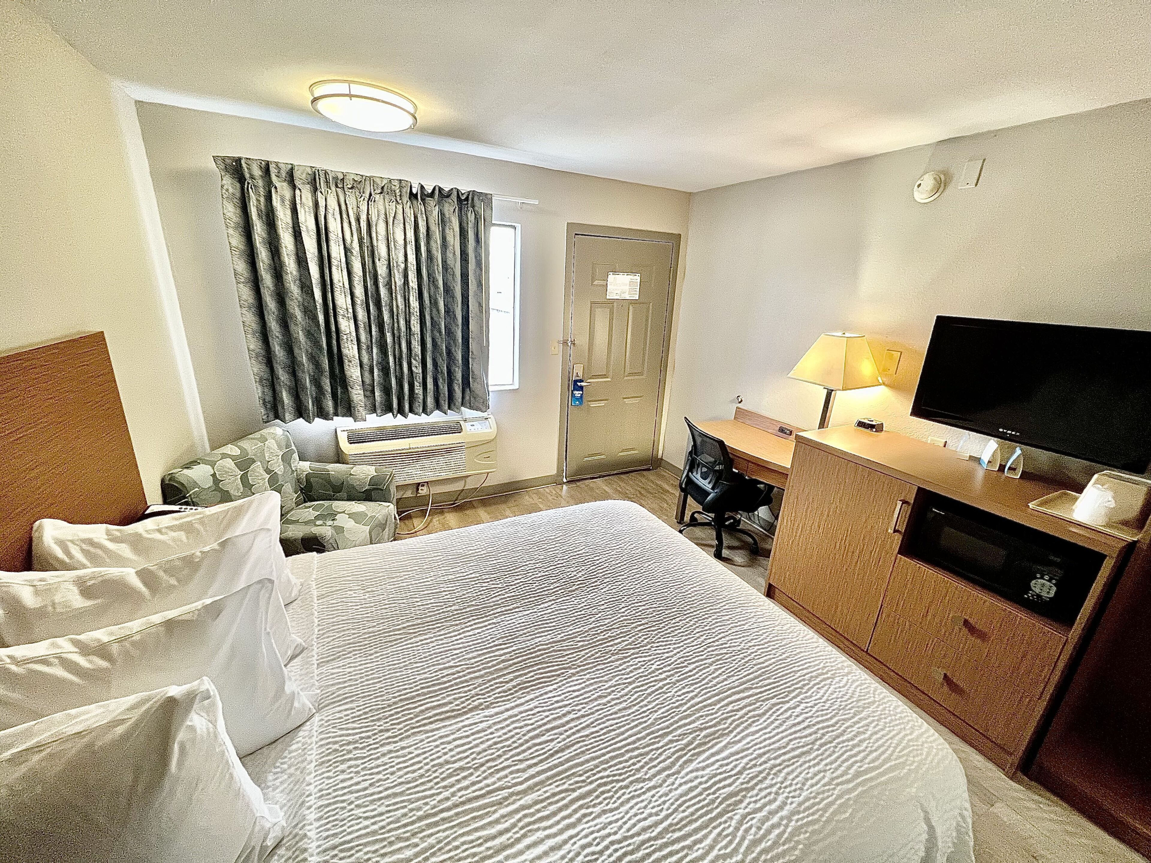 Days Inn & Suites by Wyndham Arlington Near Six Flags