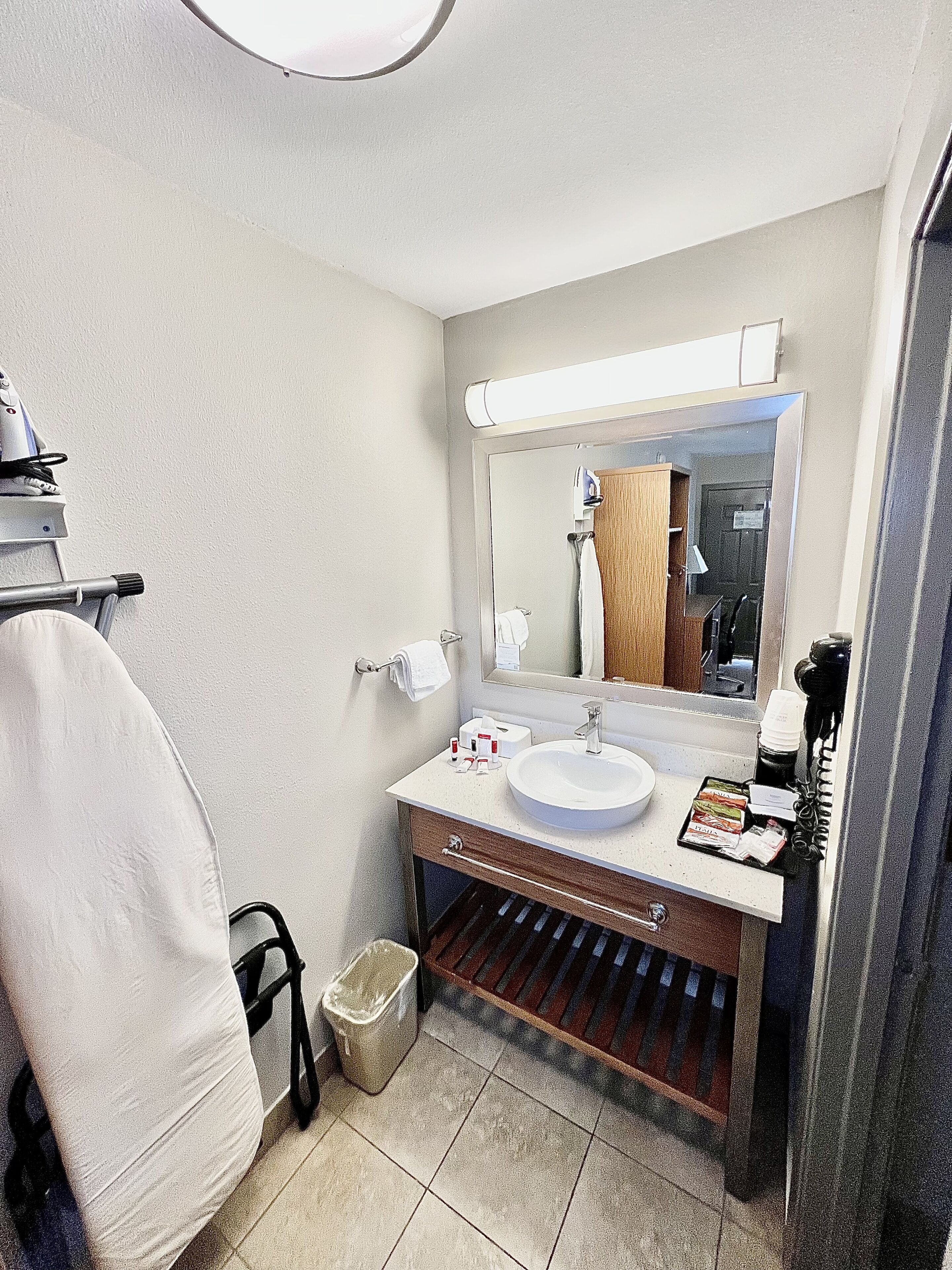 Days Inn & Suites by Wyndham Arlington Near Six Flags