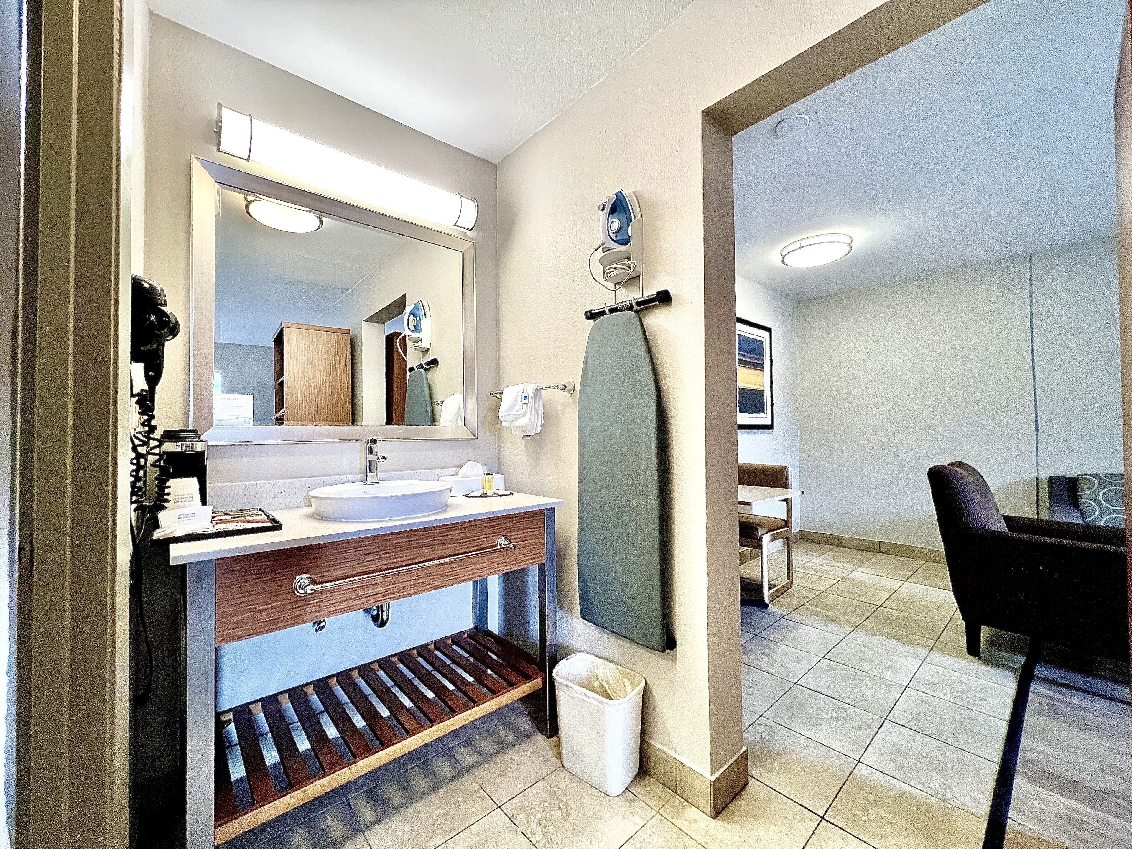 Days Inn & Suites by Wyndham Arlington Near Six Flags