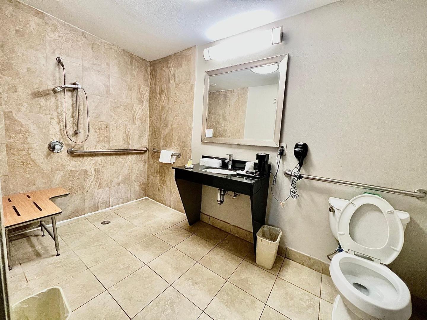 Days Inn & Suites by Wyndham Arlington Near Six Flags
