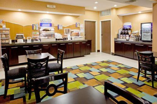Holiday Inn Express & Suites Arlington (I-20-Parks Mall)