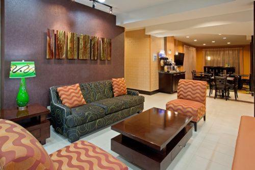 Holiday Inn Express & Suites Arlington (I-20-Parks Mall)