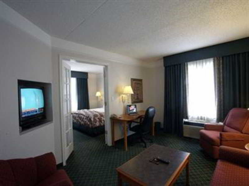 La Quinta Inn & Suites by Wyndham Dallas Arlington South