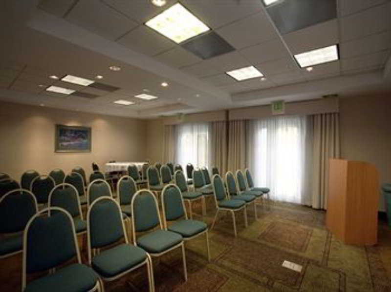 La Quinta Inn & Suites by Wyndham Dallas Arlington South
