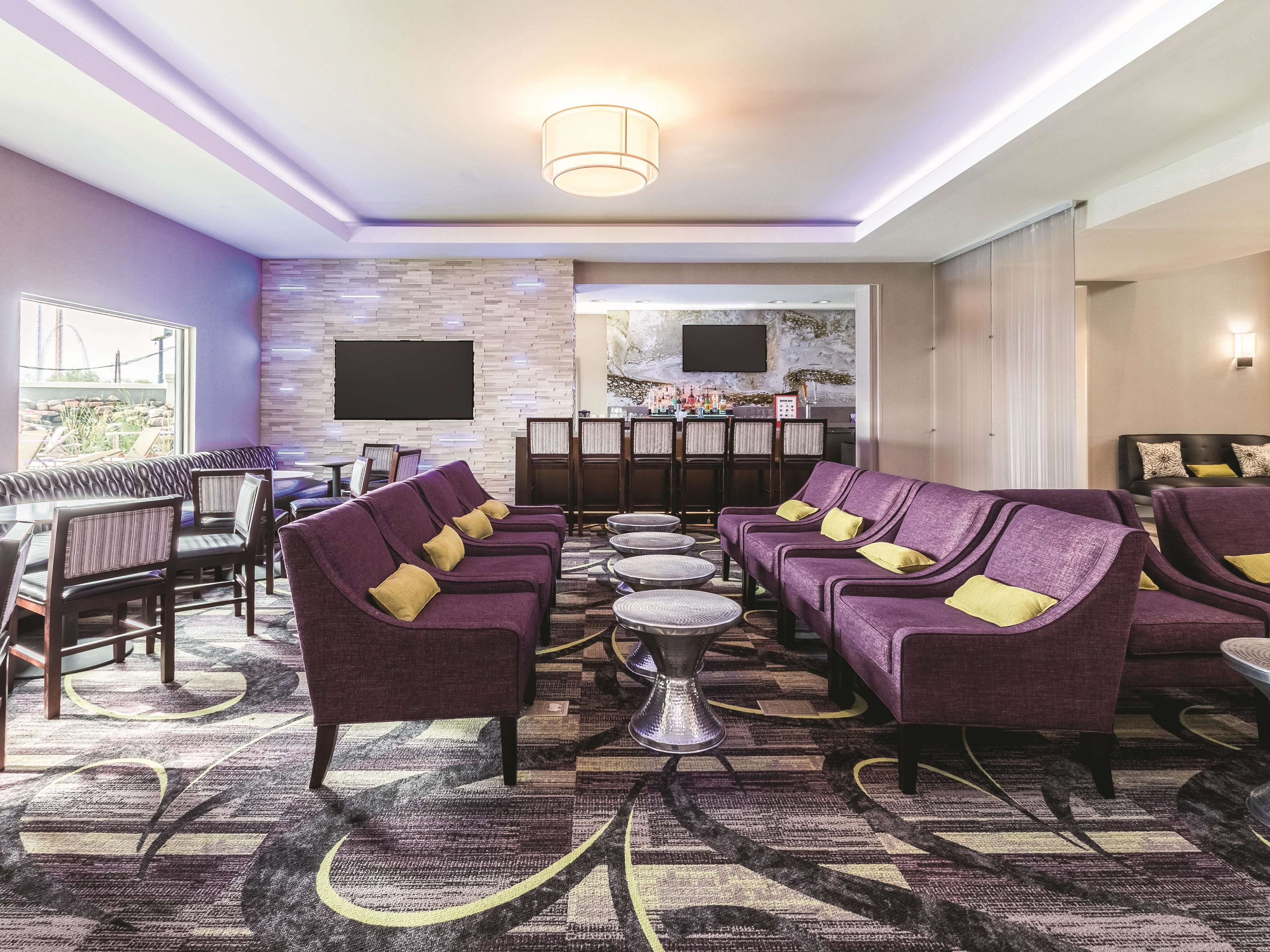 La Quinta Inn & Suites by Wyndham Arlington North 6 Flags Dr