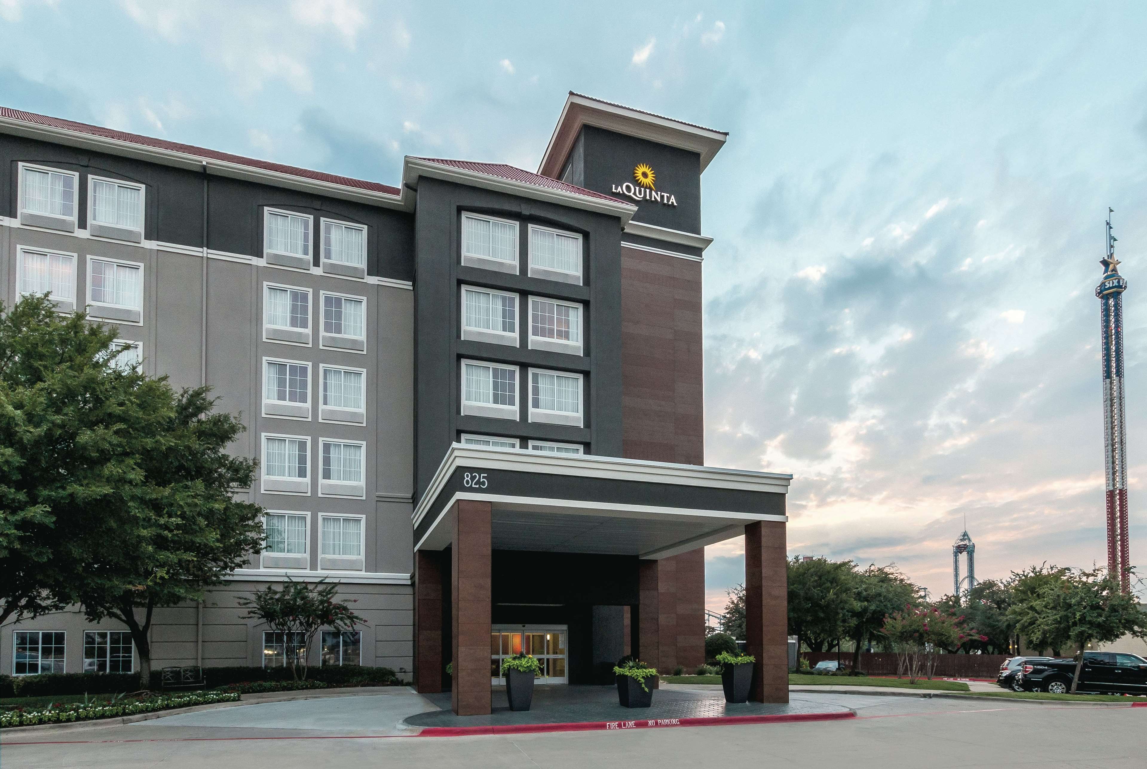La Quinta Inn & Suites by Wyndham Arlington North 6 Flags Dr