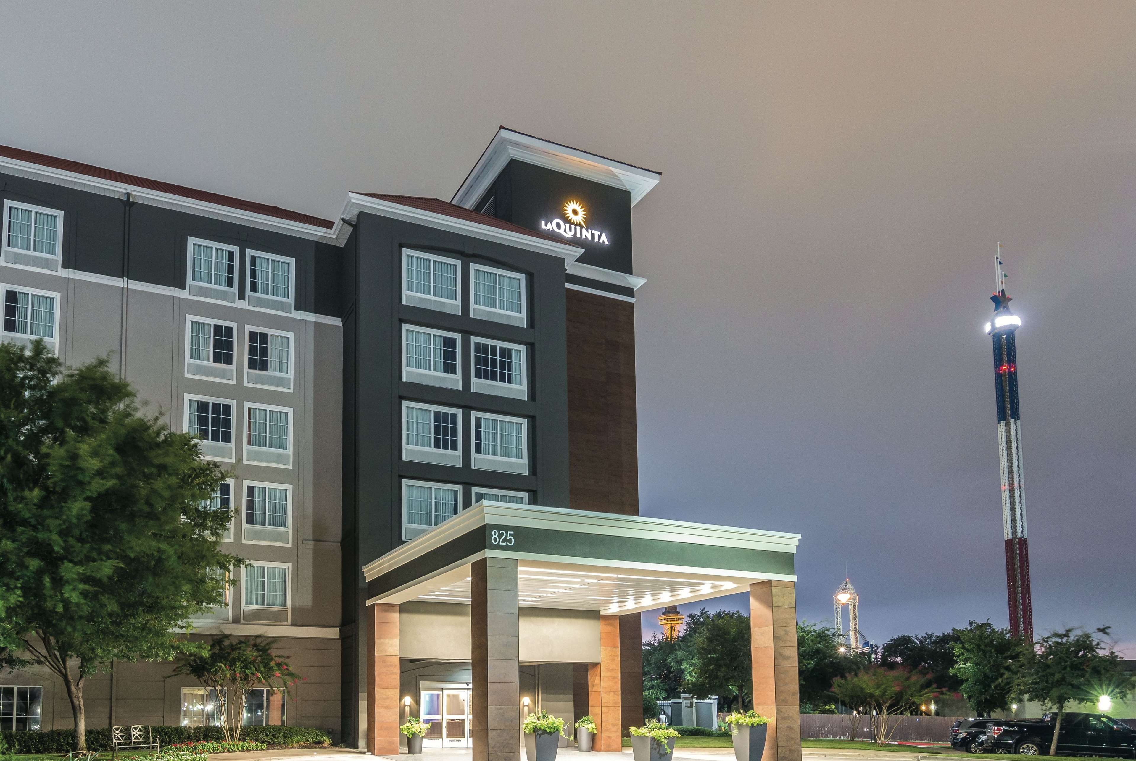 La Quinta Inn & Suites by Wyndham Arlington North 6 Flags Dr