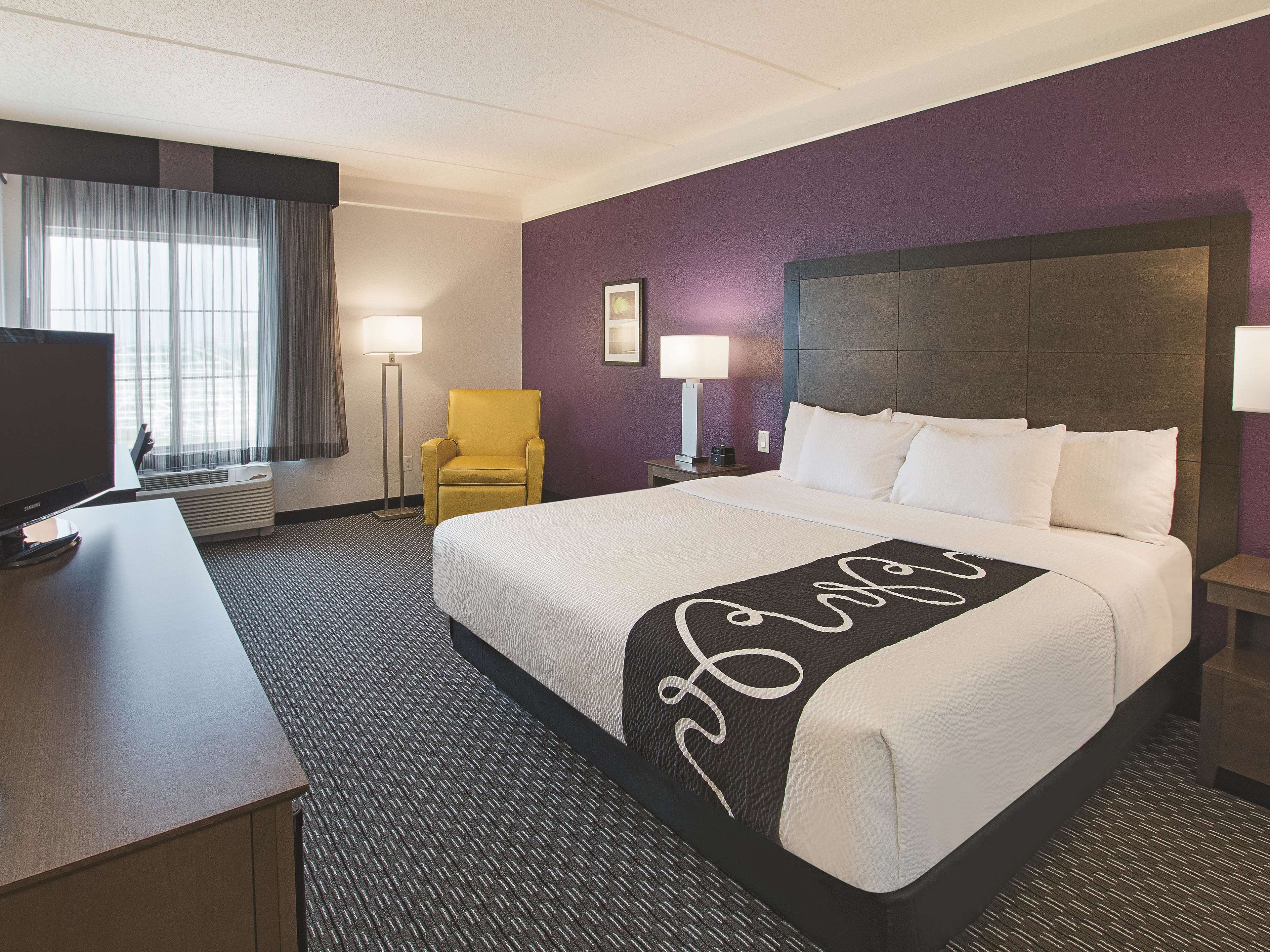 La Quinta Inn & Suites by Wyndham Arlington North 6 Flags Dr