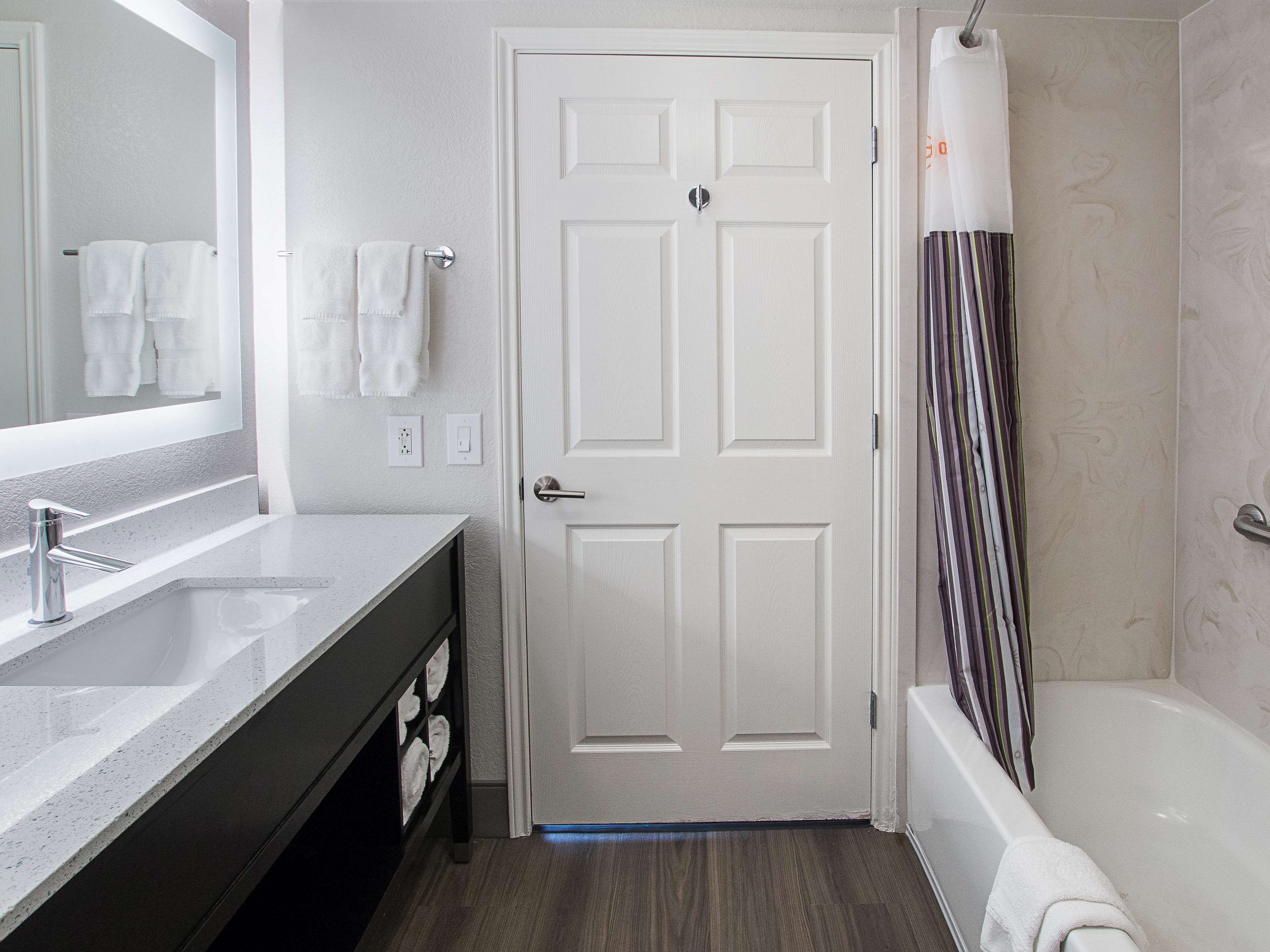 La Quinta Inn & Suites by Wyndham Arlington North 6 Flags Dr
