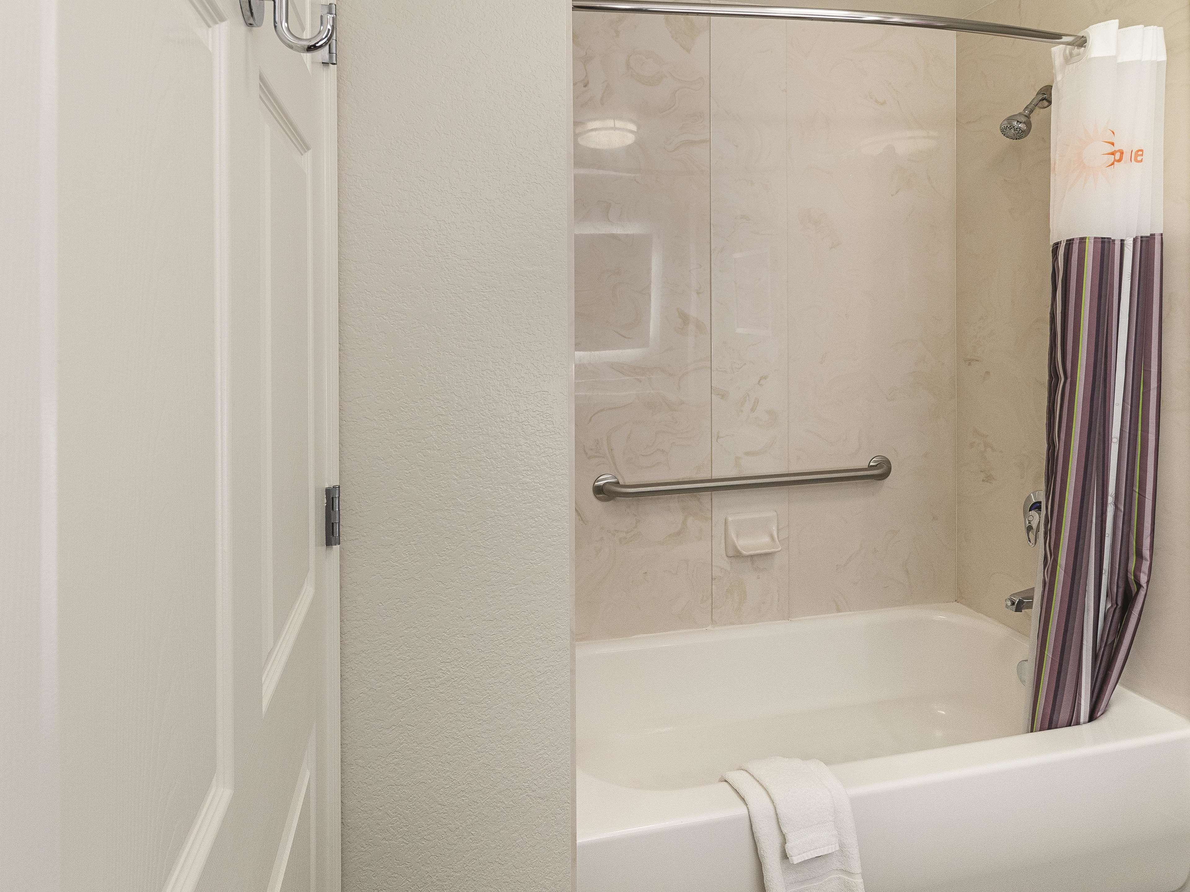 La Quinta Inn & Suites by Wyndham Arlington North 6 Flags Dr