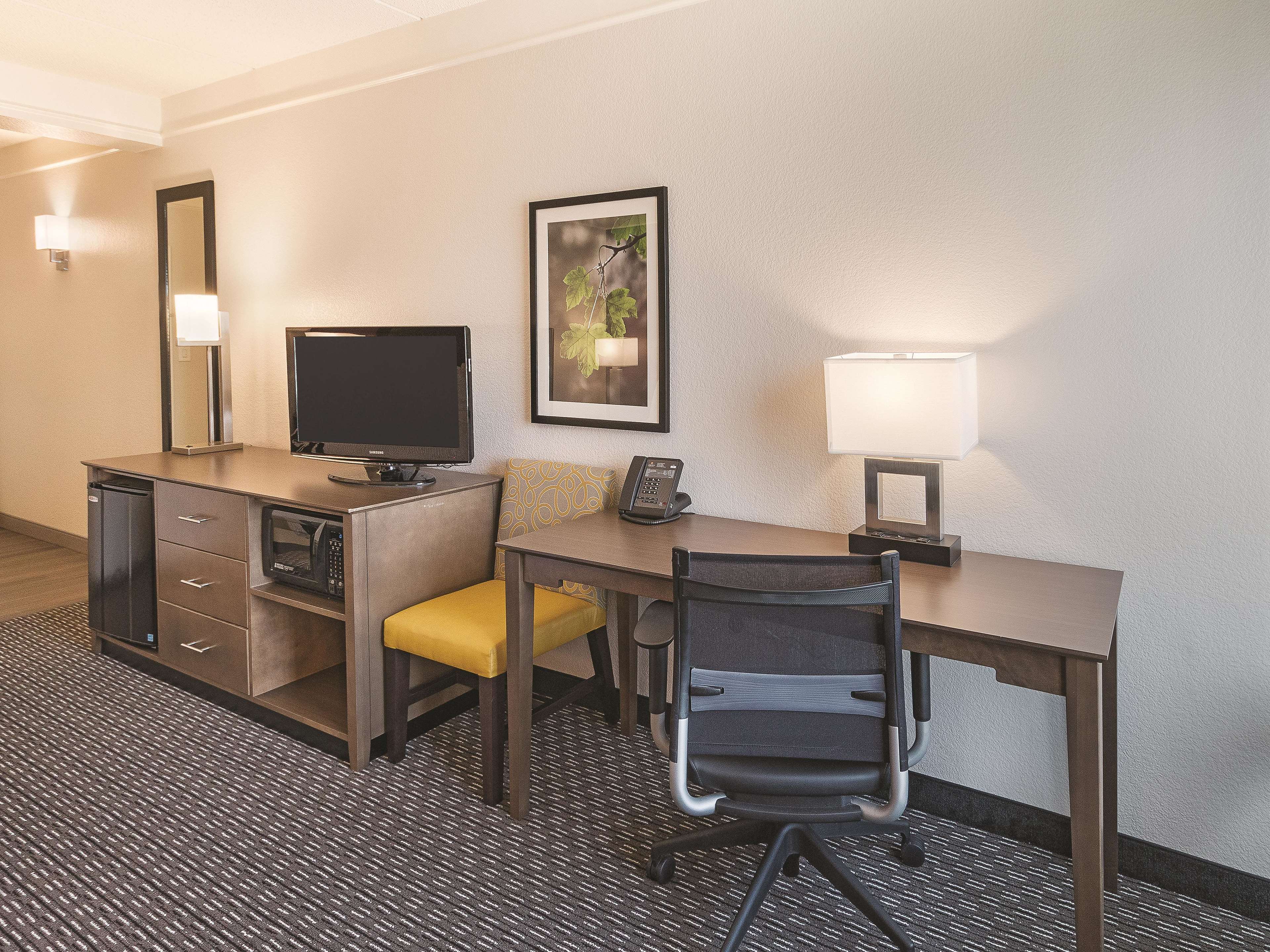 La Quinta Inn & Suites by Wyndham Arlington North 6 Flags Dr